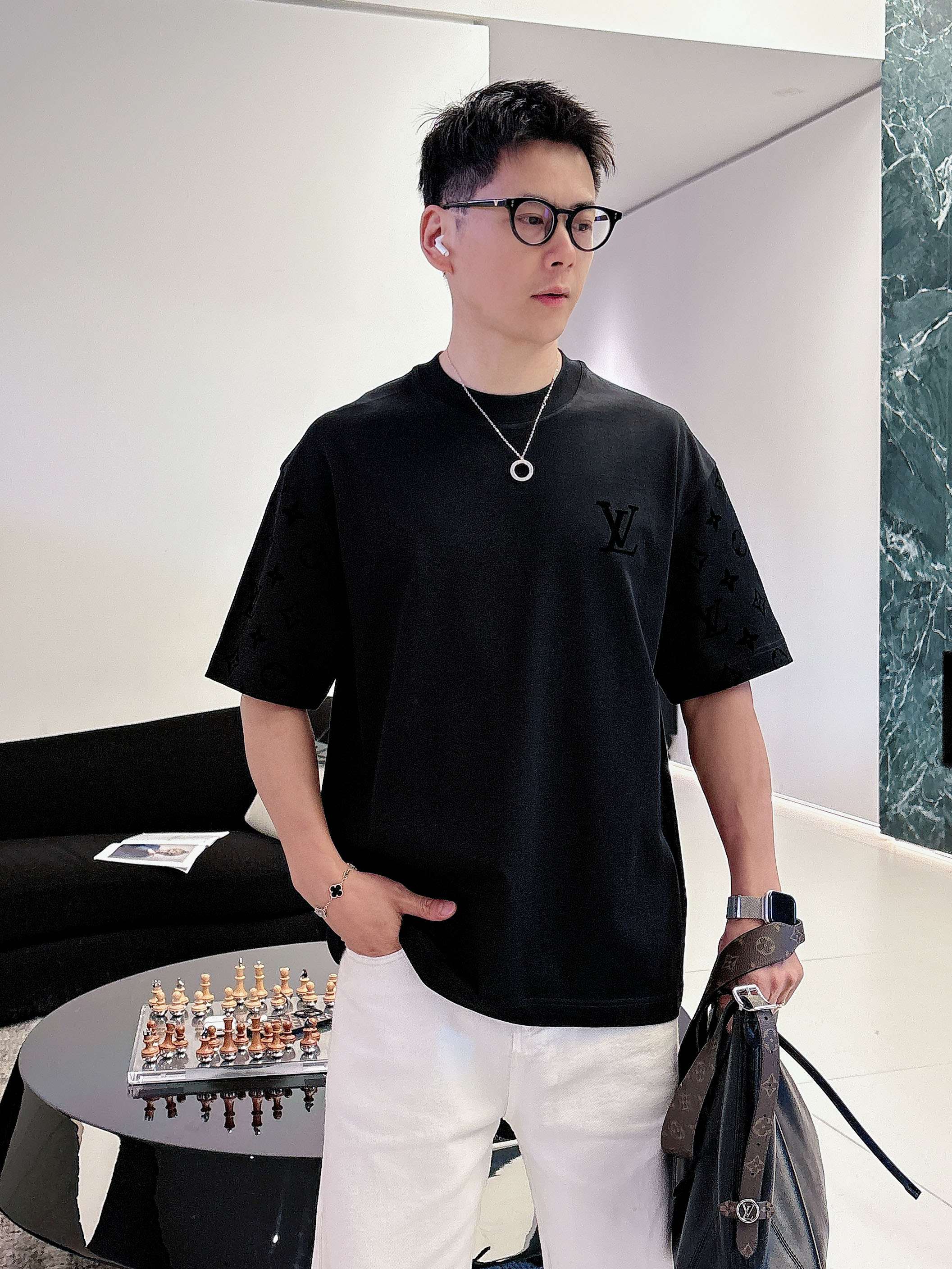【 LV 2026春夏 · 高阶定制T恤】🔹 核心面料：秘鲁进口匹马棉 × 顶级丝光工艺🔹 核心体感：蚕