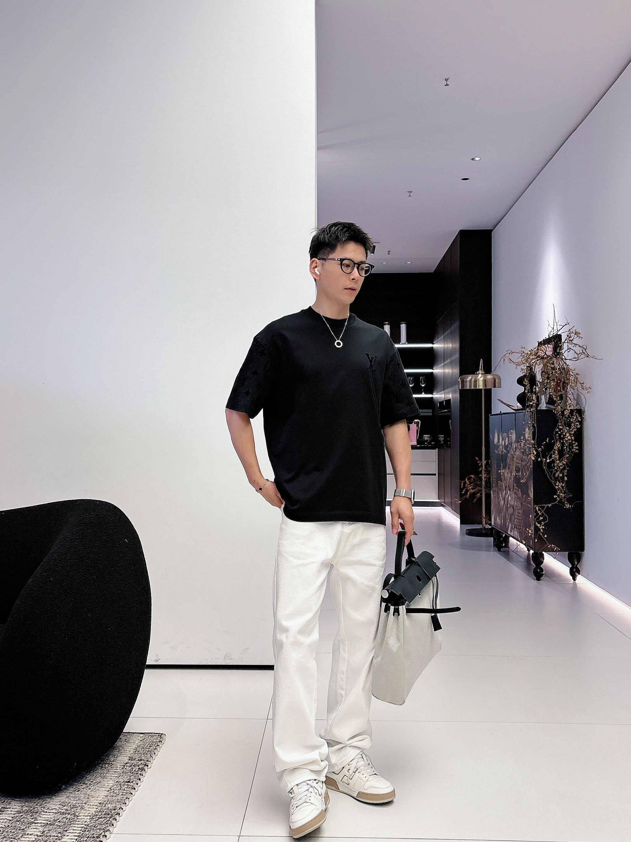 【 LV 2026春夏 · 高阶定制T恤】🔹 核心面料：秘鲁进口匹马棉 × 顶级丝光工艺🔹 核心体感：蚕