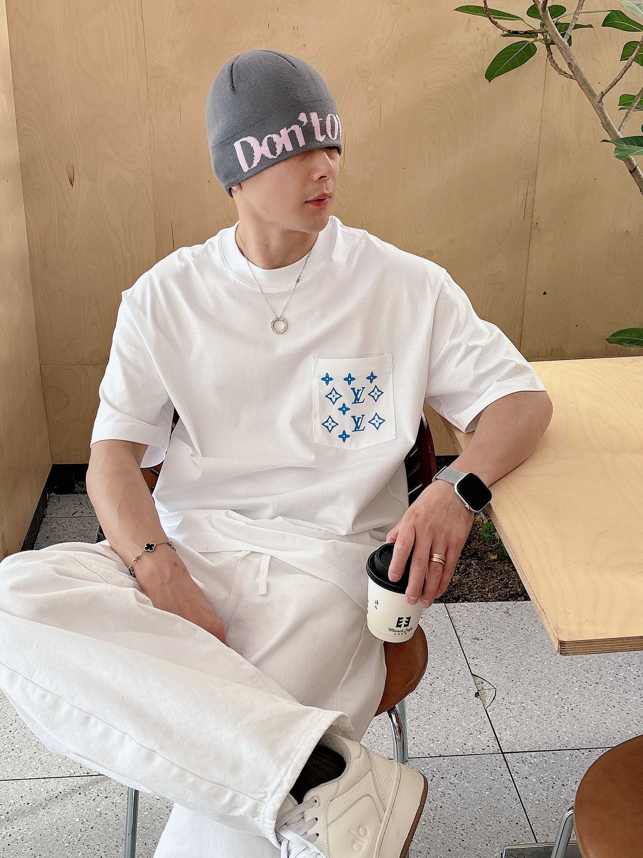 【  LV  2026春夏 · 高阶定制T恤】🔹 核心面料：秘鲁进口匹马棉 × 顶级丝光工艺🔹 核心体感