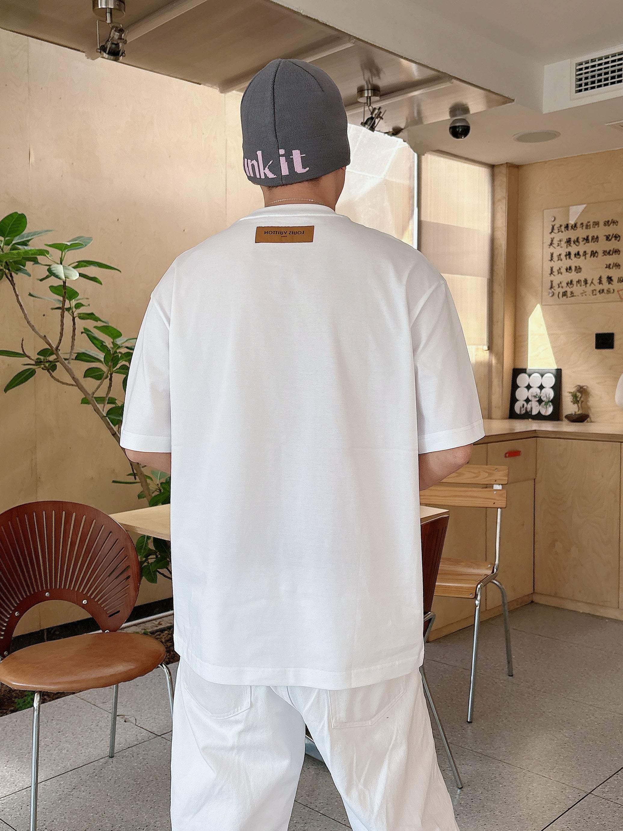 【  LV  2026春夏 · 高阶定制T恤】🔹 核心面料：秘鲁进口匹马棉 × 顶级丝光工艺🔹 核心体感