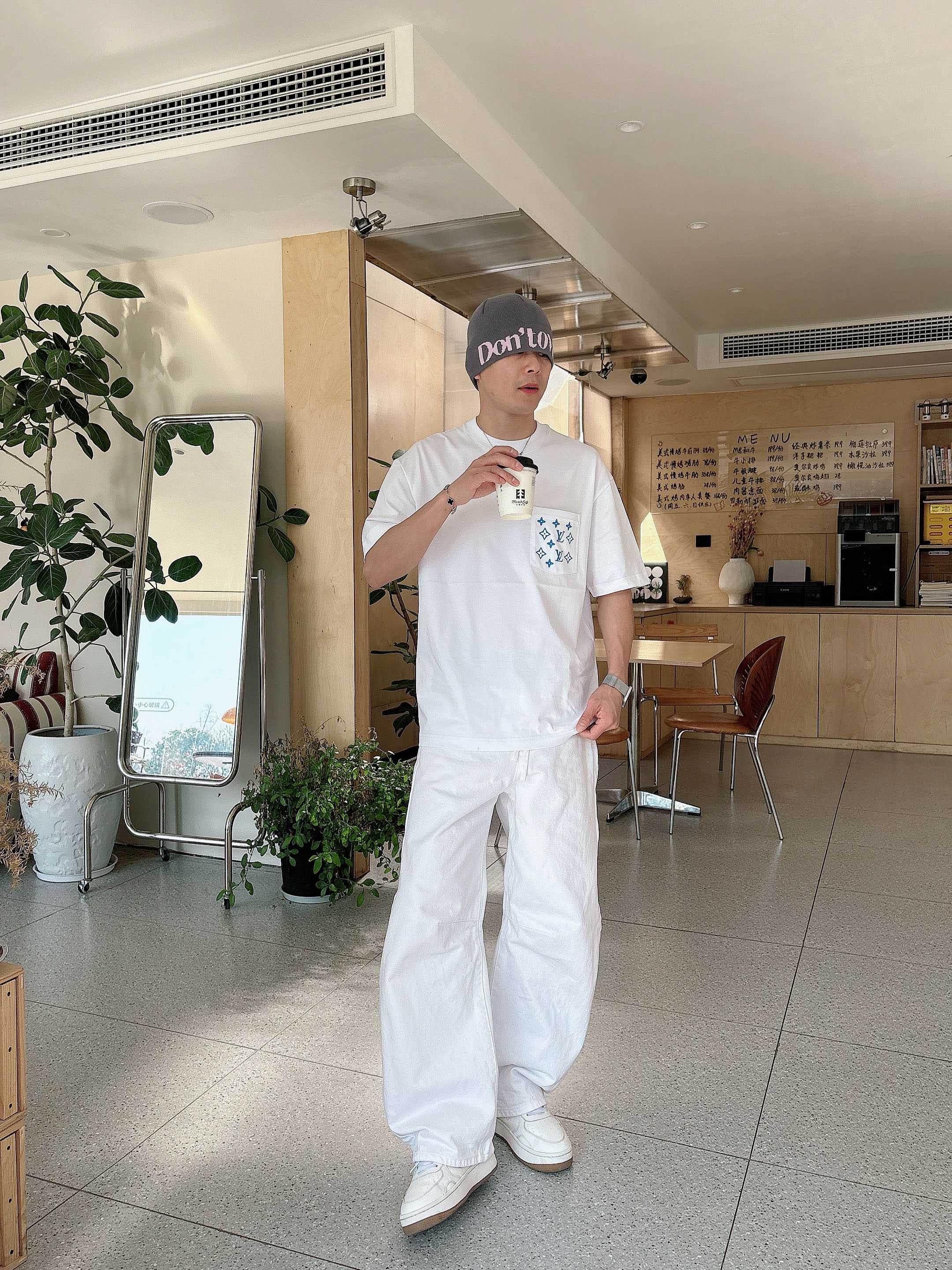 【  LV  2026春夏 · 高阶定制T恤】🔹 核心面料：秘鲁进口匹马棉 × 顶级丝光工艺🔹 核心体感