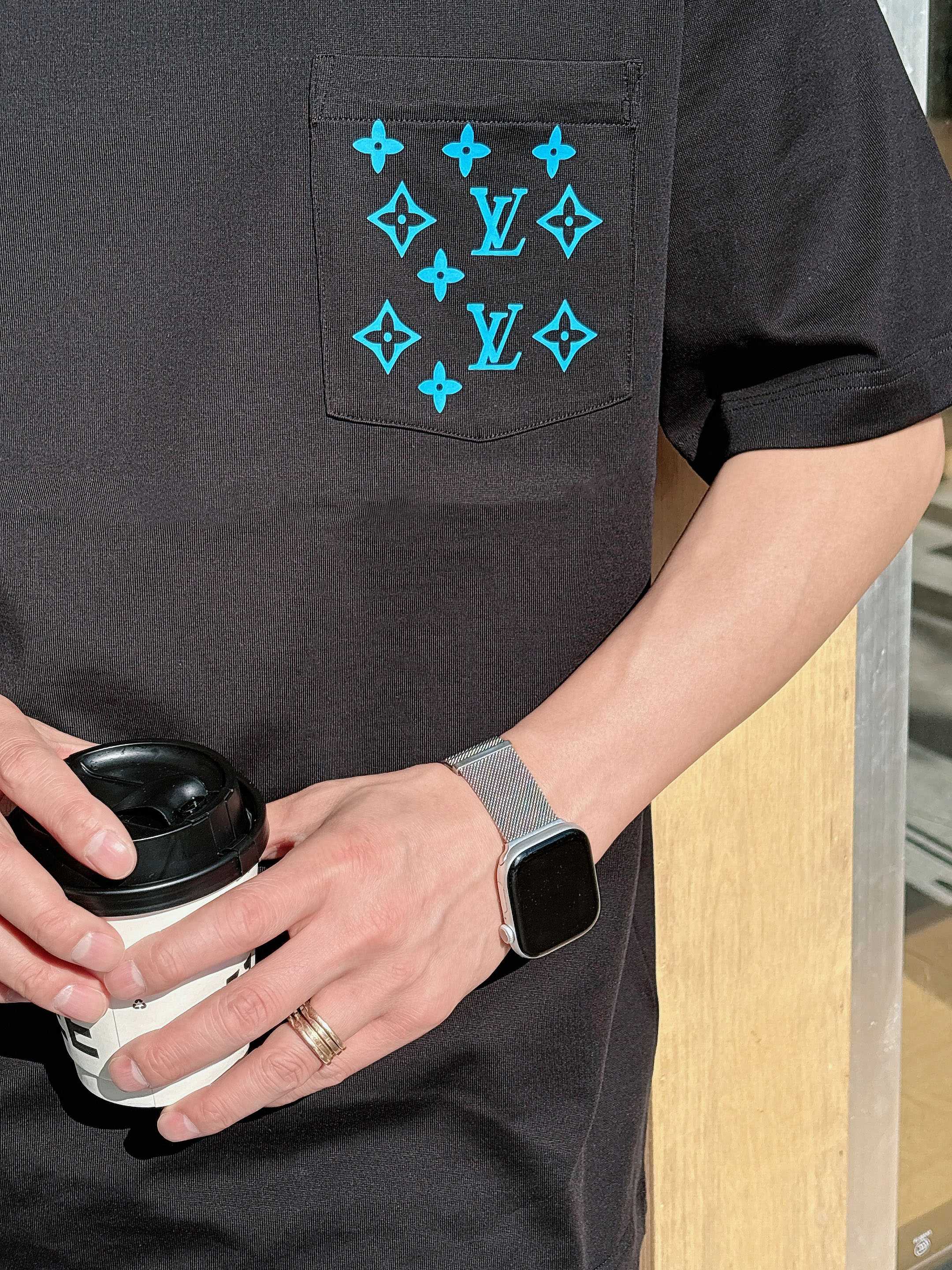 【  LV  2026春夏 · 高阶定制T恤】🔹 核心面料：秘鲁进口匹马棉 × 顶级丝光工艺🔹 核心体感