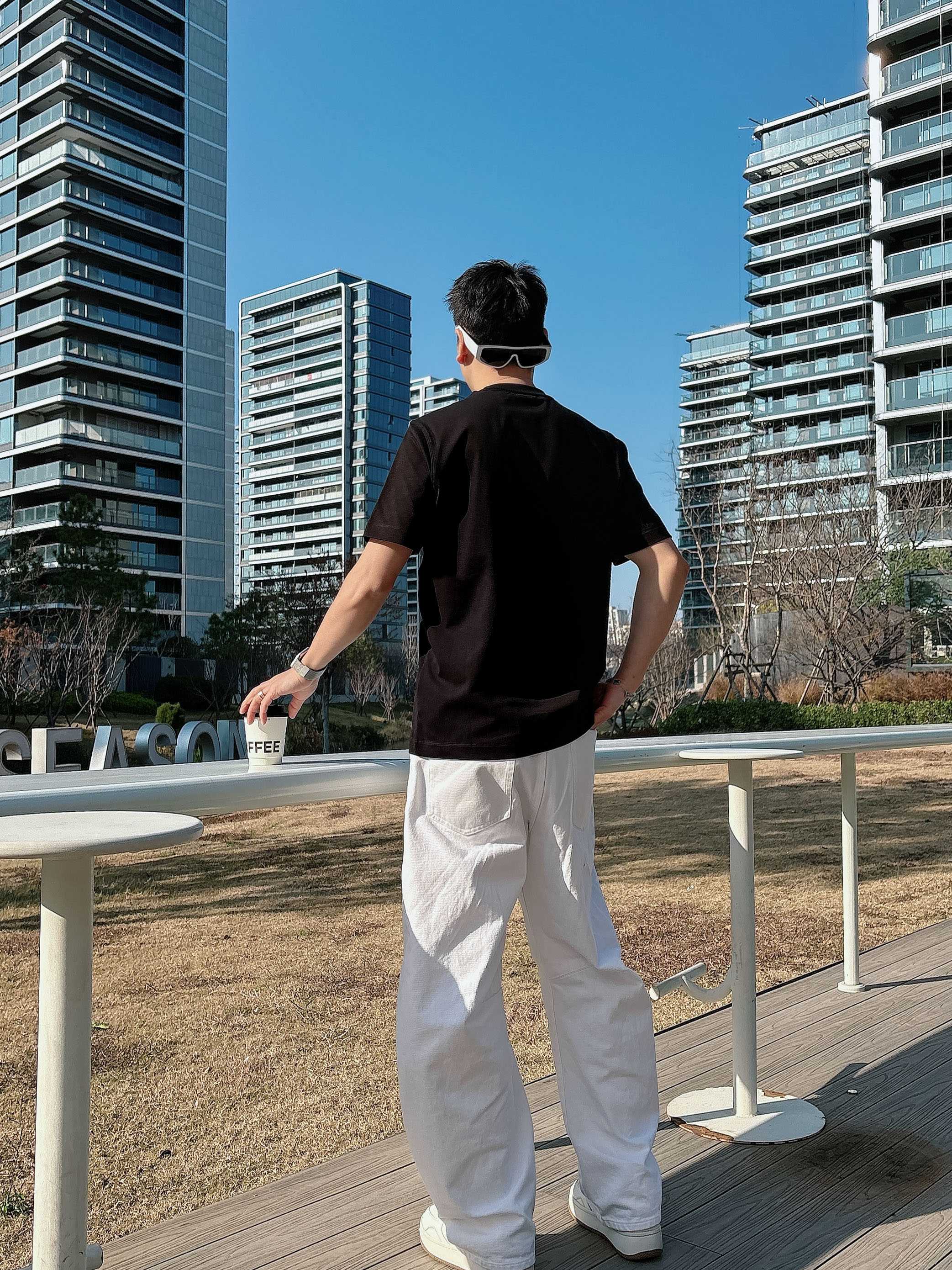 【 迪奥 2026春夏 · 高阶定制T恤】🔹 核心面料：秘鲁进口匹马棉 × 顶级丝光工艺🔹 核心体感：蚕