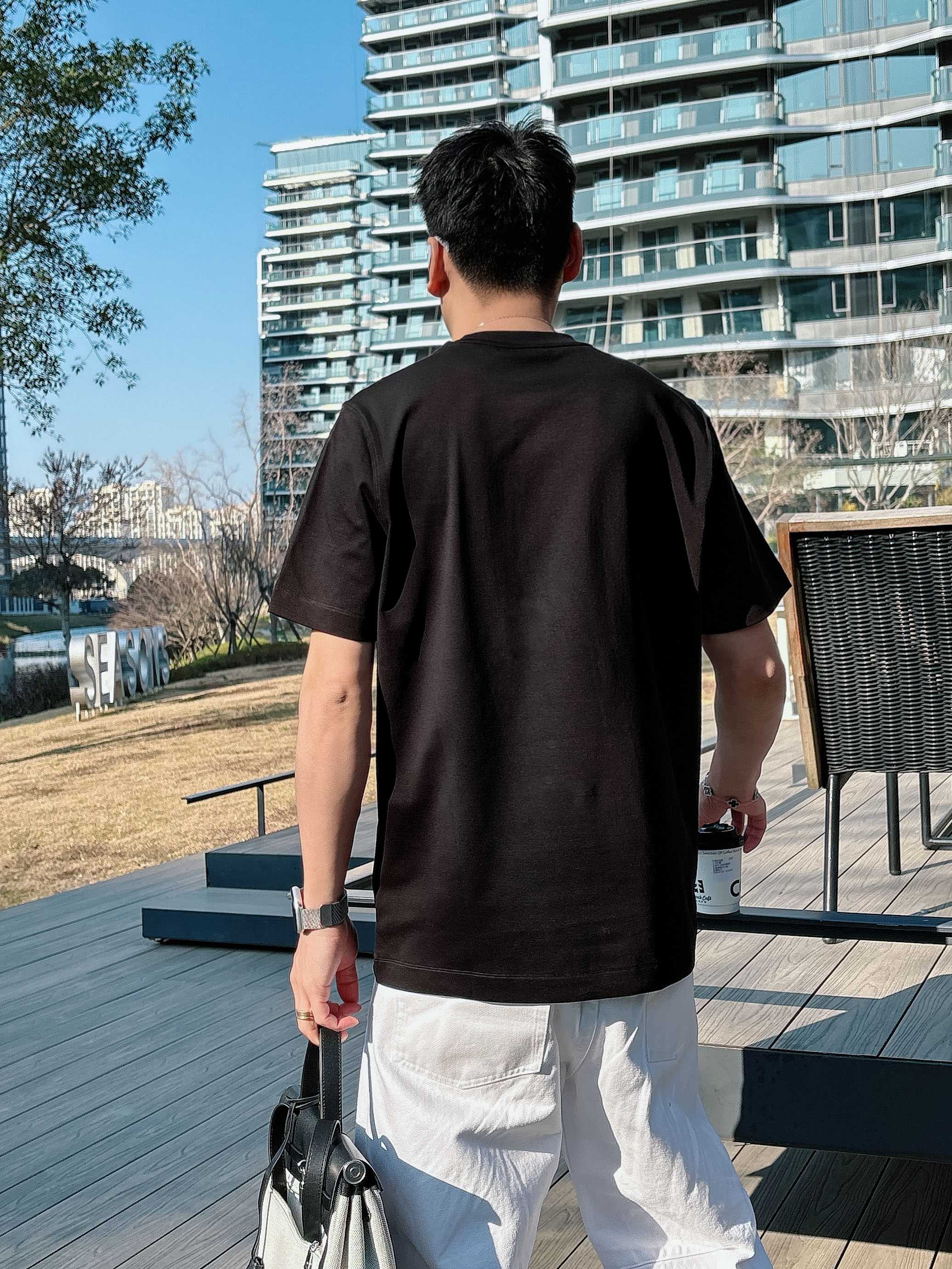 【 迪奥 2026春夏 · 高阶定制T恤】🔹 核心面料：秘鲁进口匹马棉 × 顶级丝光工艺🔹 核心体感：蚕