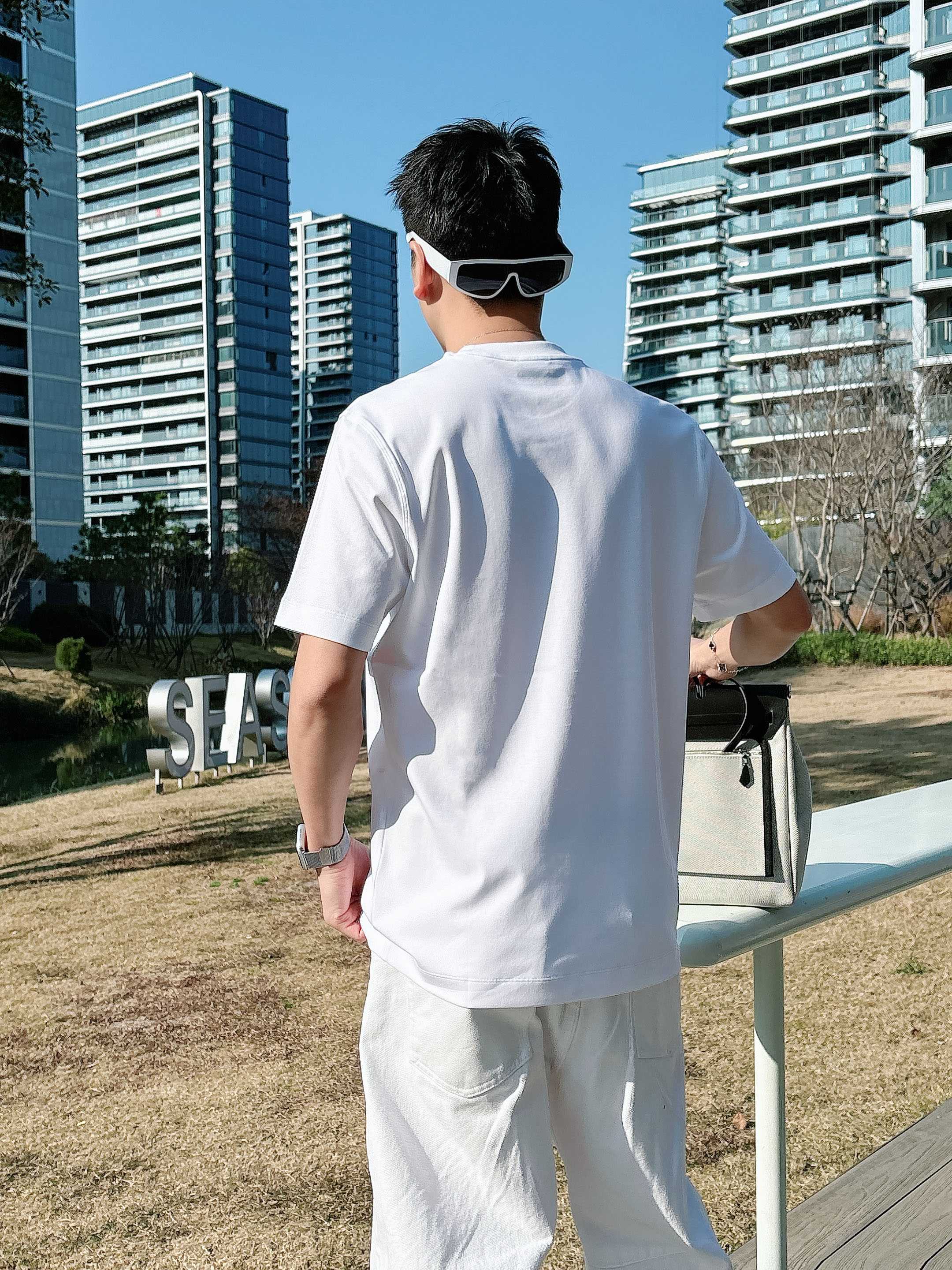 【 迪奥 2026春夏 · 高阶定制T恤】🔹 核心面料：秘鲁进口匹马棉 × 顶级丝光工艺🔹 核心体感：蚕