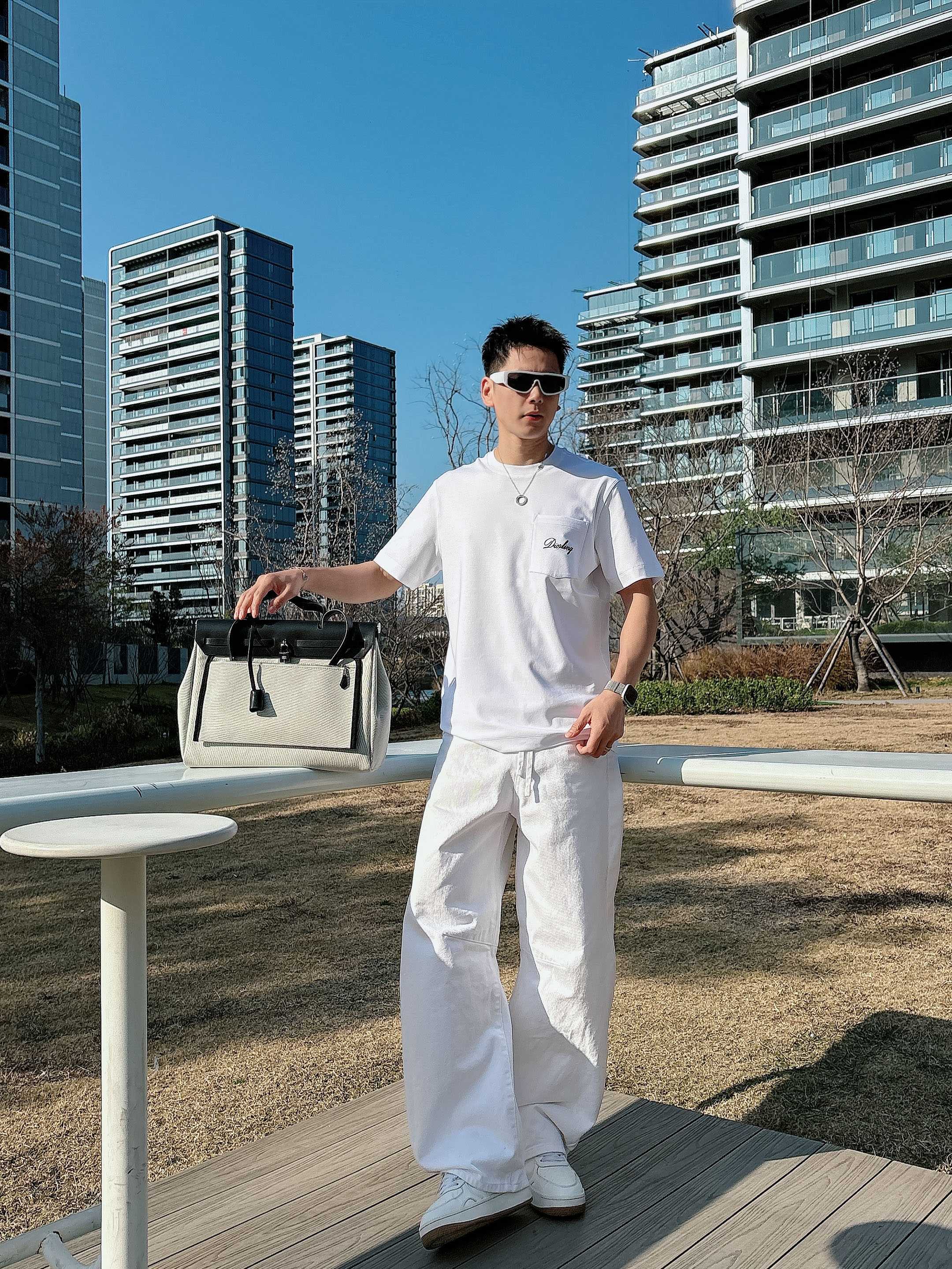 【 迪奥 2026春夏 · 高阶定制T恤】🔹 核心面料：秘鲁进口匹马棉 × 顶级丝光工艺🔹 核心体感：蚕