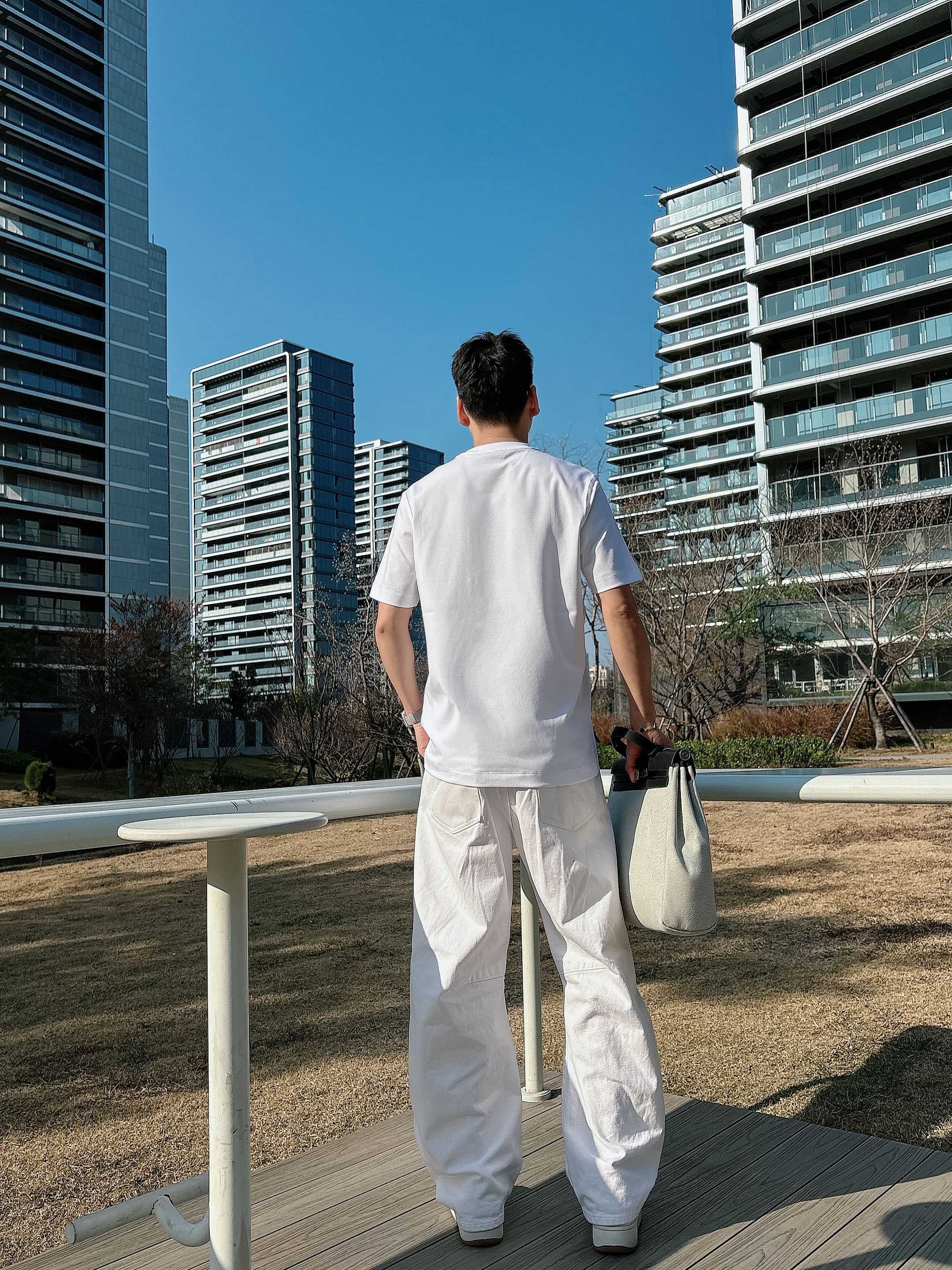 【 迪奥 2026春夏 · 高阶定制T恤】🔹 核心面料：秘鲁进口匹马棉 × 顶级丝光工艺🔹 核心体感：蚕