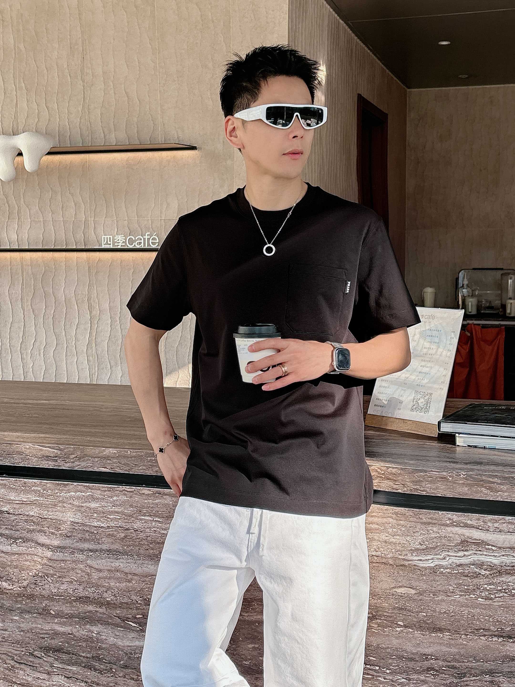 NO:746419,[Prada 2026 Spring and Summer · High-end Customized T-shirts] The core fabric is Pima cotton imported from Peru × top mercerization technology. The core body feels silky smooth, excellent breathability and not stuffy. The core technology is heavy industry three-dimensional logo, counter-level precision stitching. The core version is crisp and neat, modifying the body. Black, white, orange, green, four colors | M-3XL full size coverage AAA1, prada, tees, t-shirt,19860909【 普拉达 2026春夏 · 高阶定制T恤】 核心面料秘鲁进口匹马棉 × 顶级丝光工艺 核心体感蚕丝般柔滑,卓越透气不闷热 核心工艺重工立体Logo,专柜级精密车线 核心版型挺括利落,修饰身材 黑 白 橘 绿 四色 | M-3XL全码覆盖 AAA1,,prada,tees，t-shirt,,Men's clothing