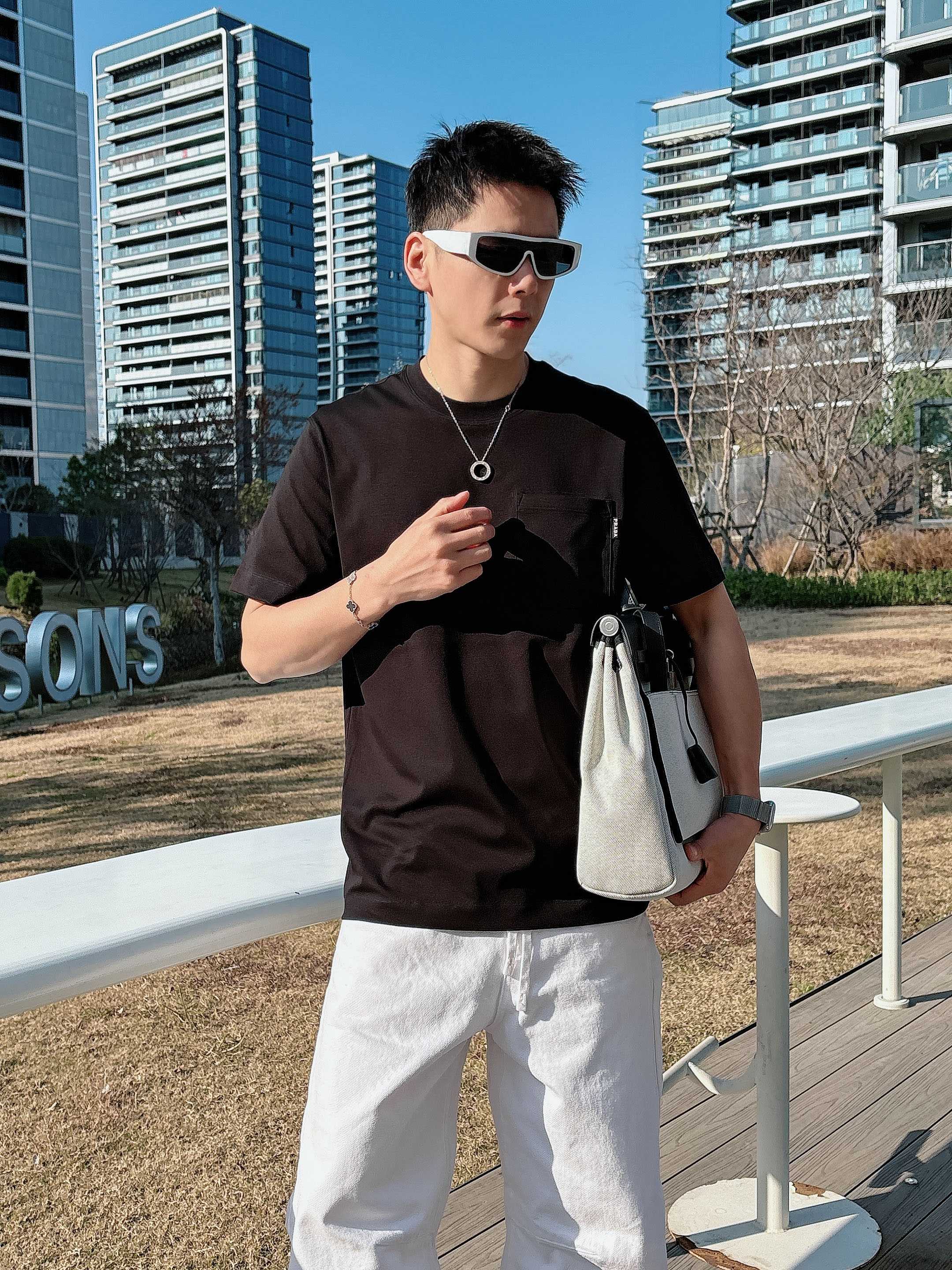 【 普拉达 2026春夏 · 高阶定制T恤】🔹 核心面料：秘鲁进口匹马棉 × 顶级丝光工艺🔹 核心体感：