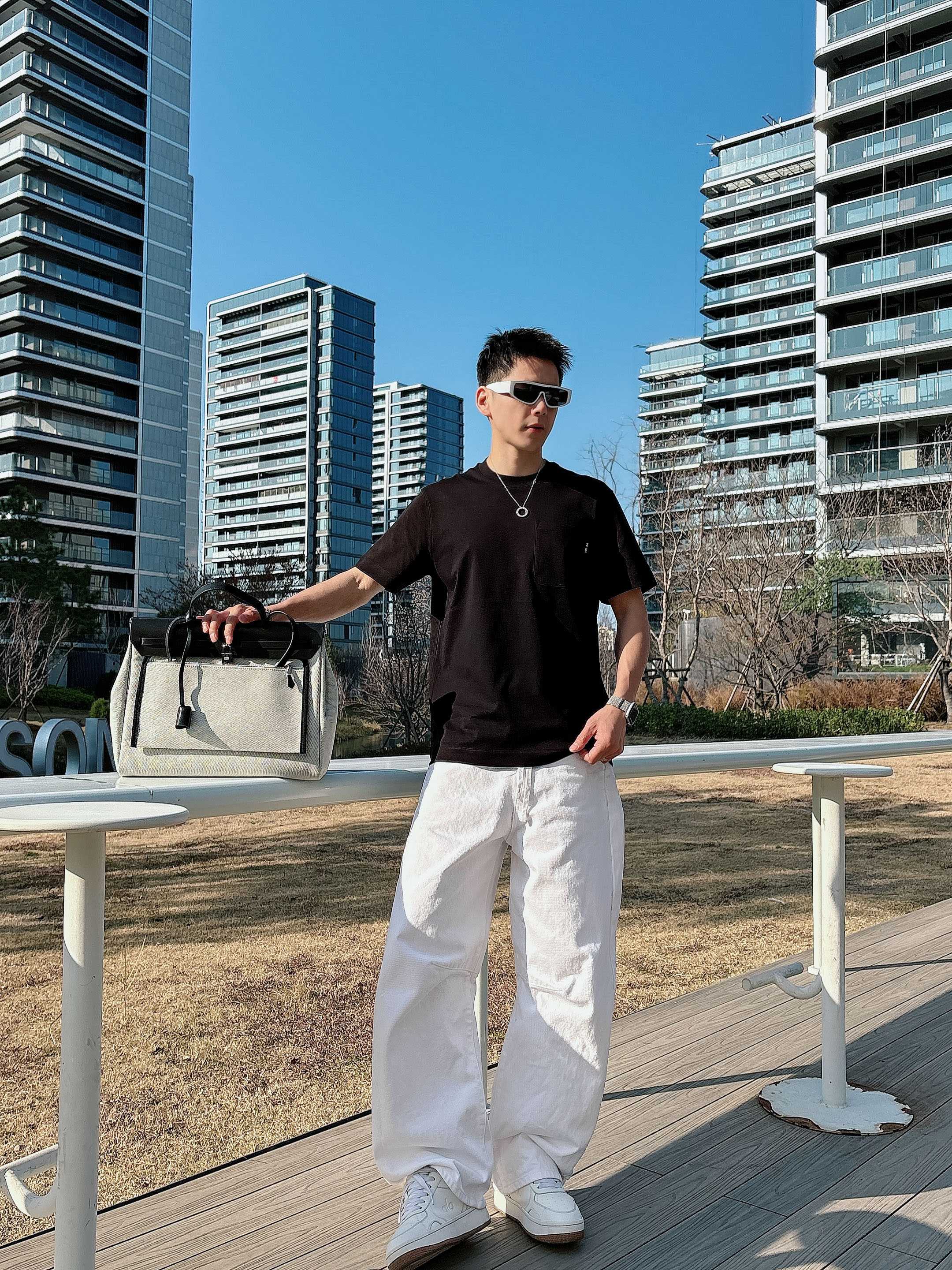 【 普拉达 2026春夏 · 高阶定制T恤】🔹 核心面料：秘鲁进口匹马棉 × 顶级丝光工艺🔹 核心体感：
