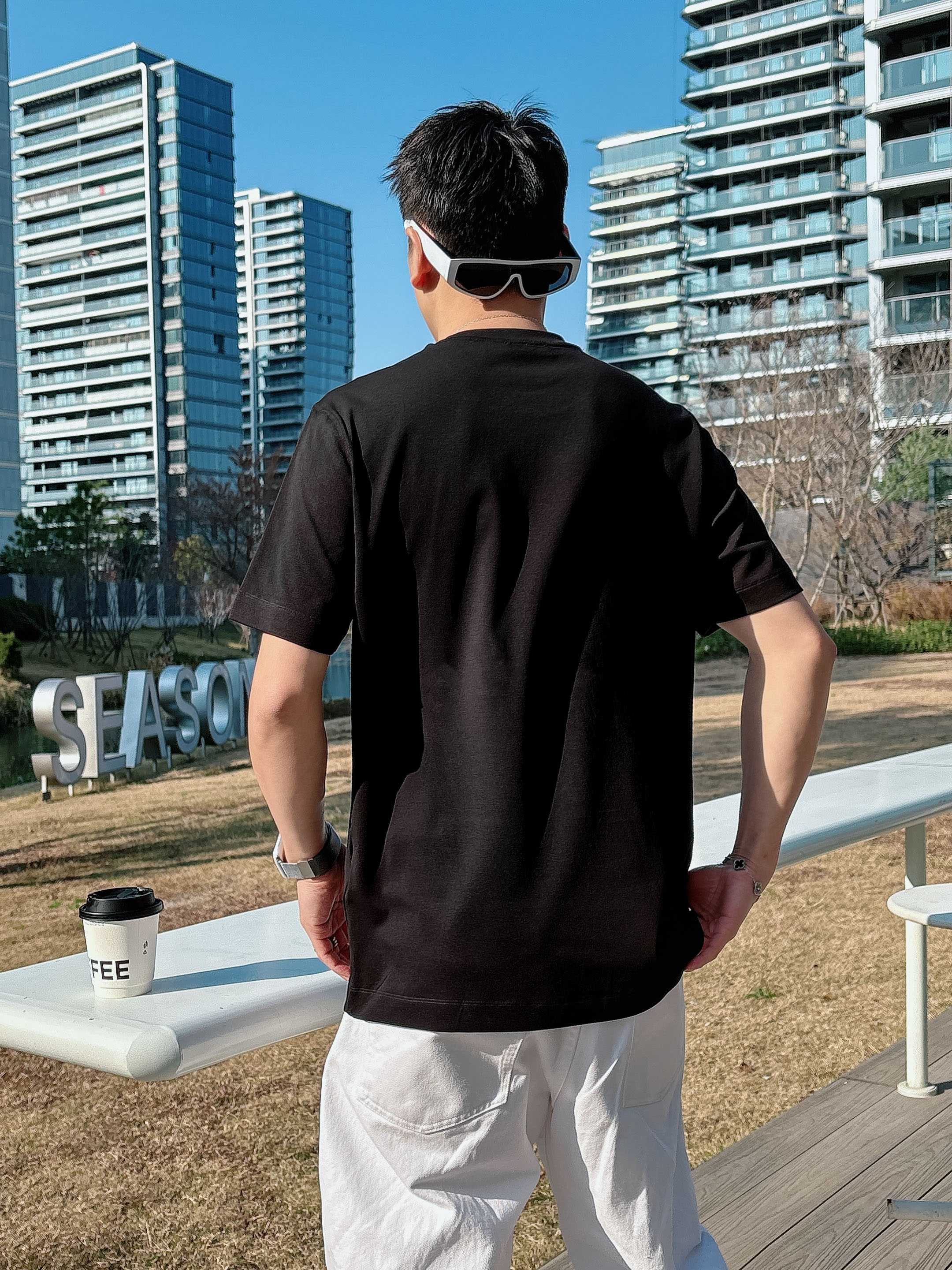 【 普拉达 2026春夏 · 高阶定制T恤】🔹 核心面料：秘鲁进口匹马棉 × 顶级丝光工艺🔹 核心体感：