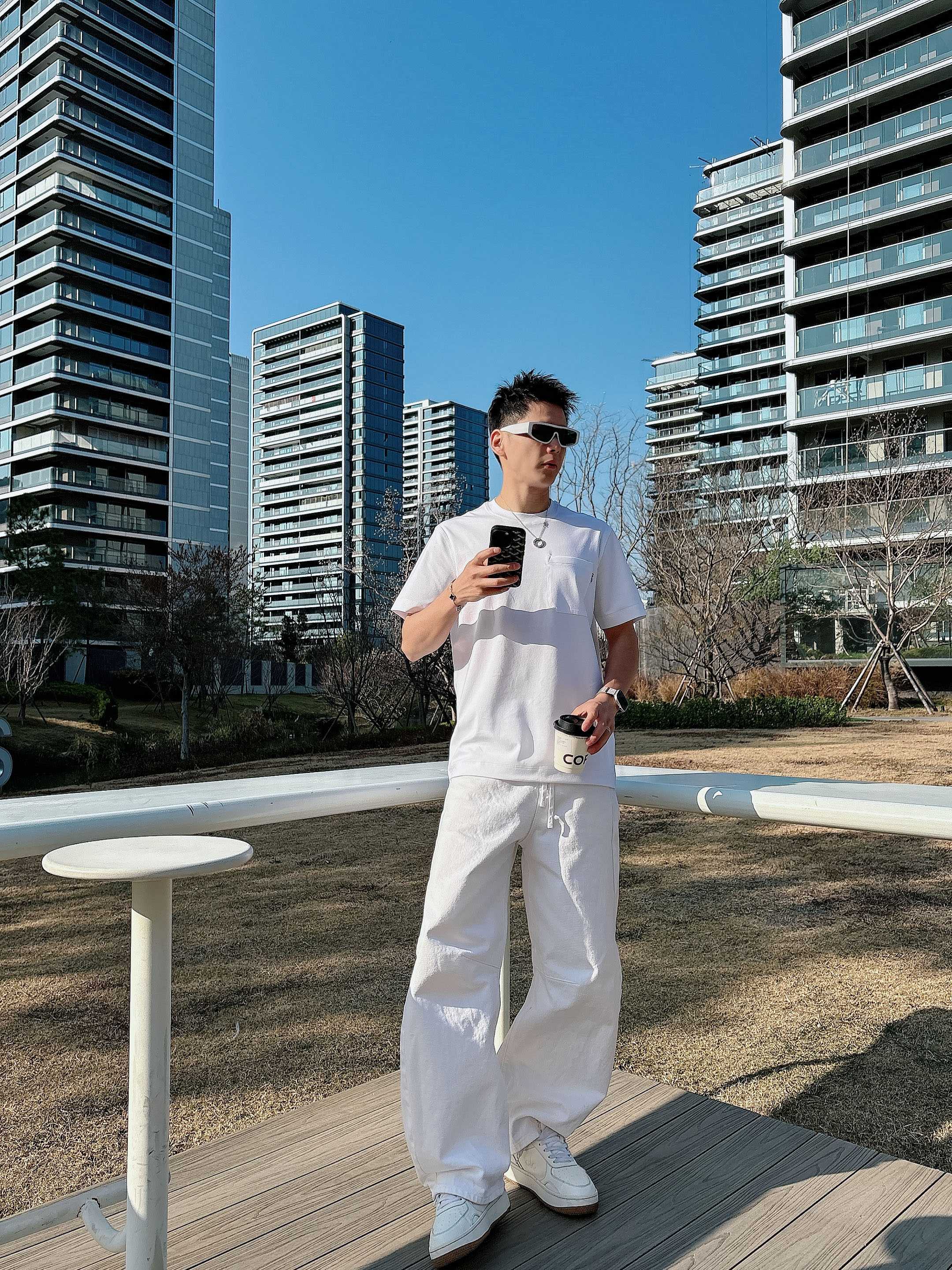 【 普拉达 2026春夏 · 高阶定制T恤】🔹 核心面料：秘鲁进口匹马棉 × 顶级丝光工艺🔹 核心体感：