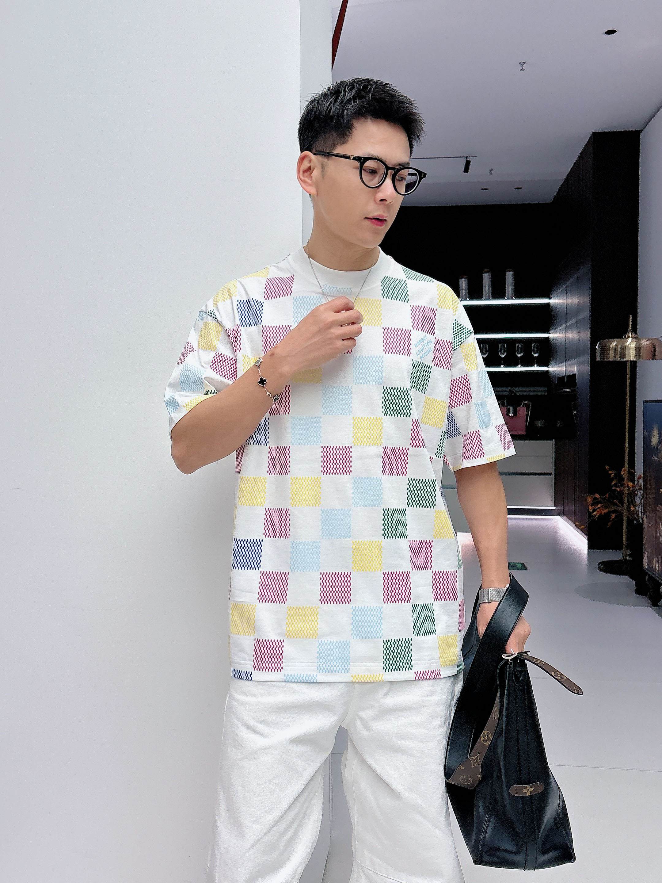 【  LV  2026春夏 · 高阶定制T恤】🔹 核心面料：秘鲁进口匹马棉 × 顶级丝光工艺🔹 核心体感