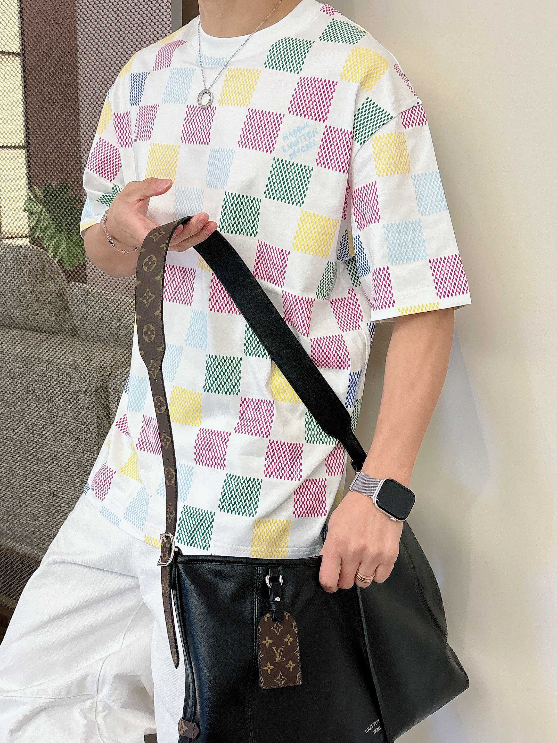 【  LV  2026春夏 · 高阶定制T恤】🔹 核心面料：秘鲁进口匹马棉 × 顶级丝光工艺🔹 核心体感