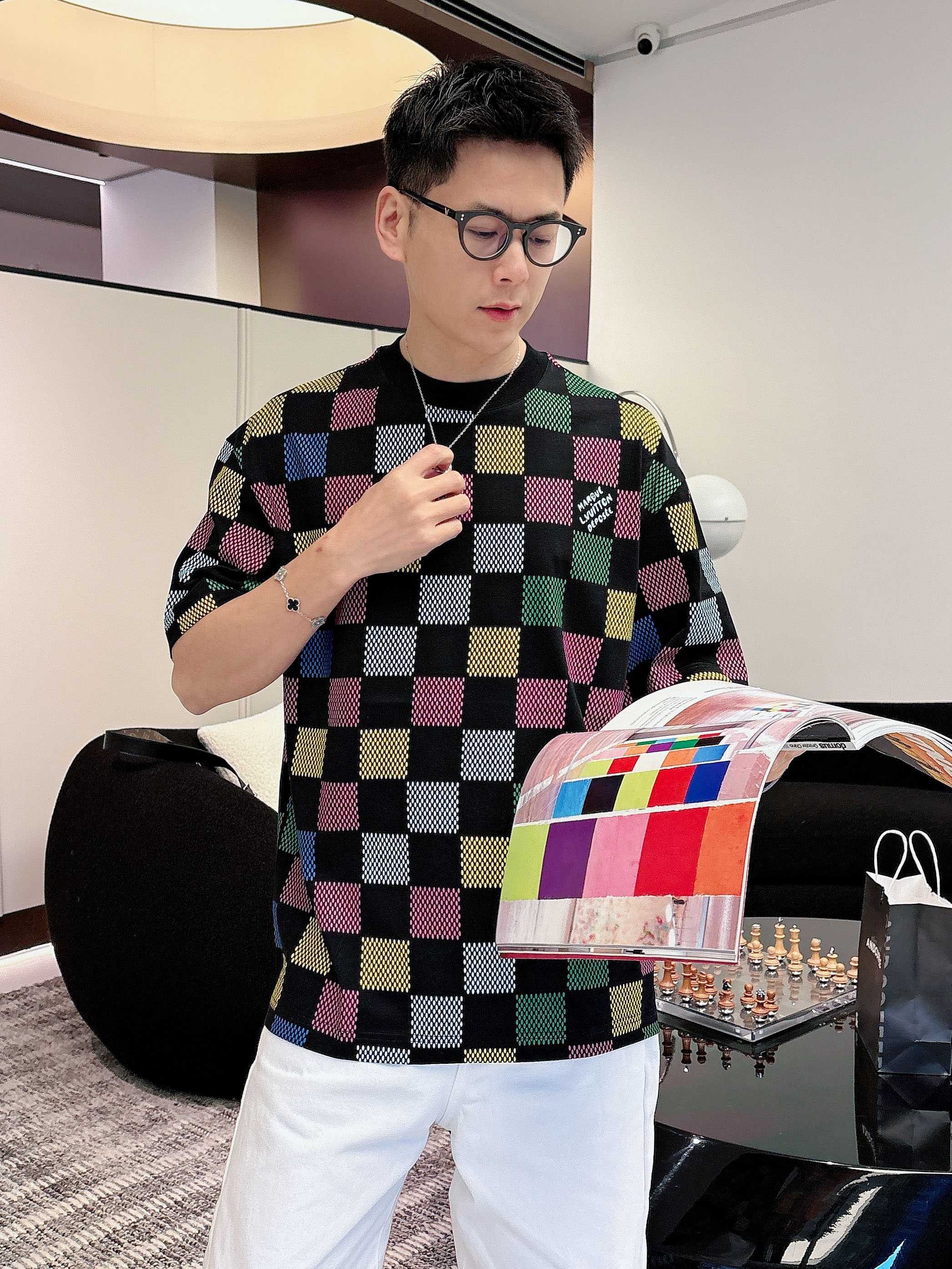 【  LV  2026春夏 · 高阶定制T恤】🔹 核心面料：秘鲁进口匹马棉 × 顶级丝光工艺🔹 核心体感