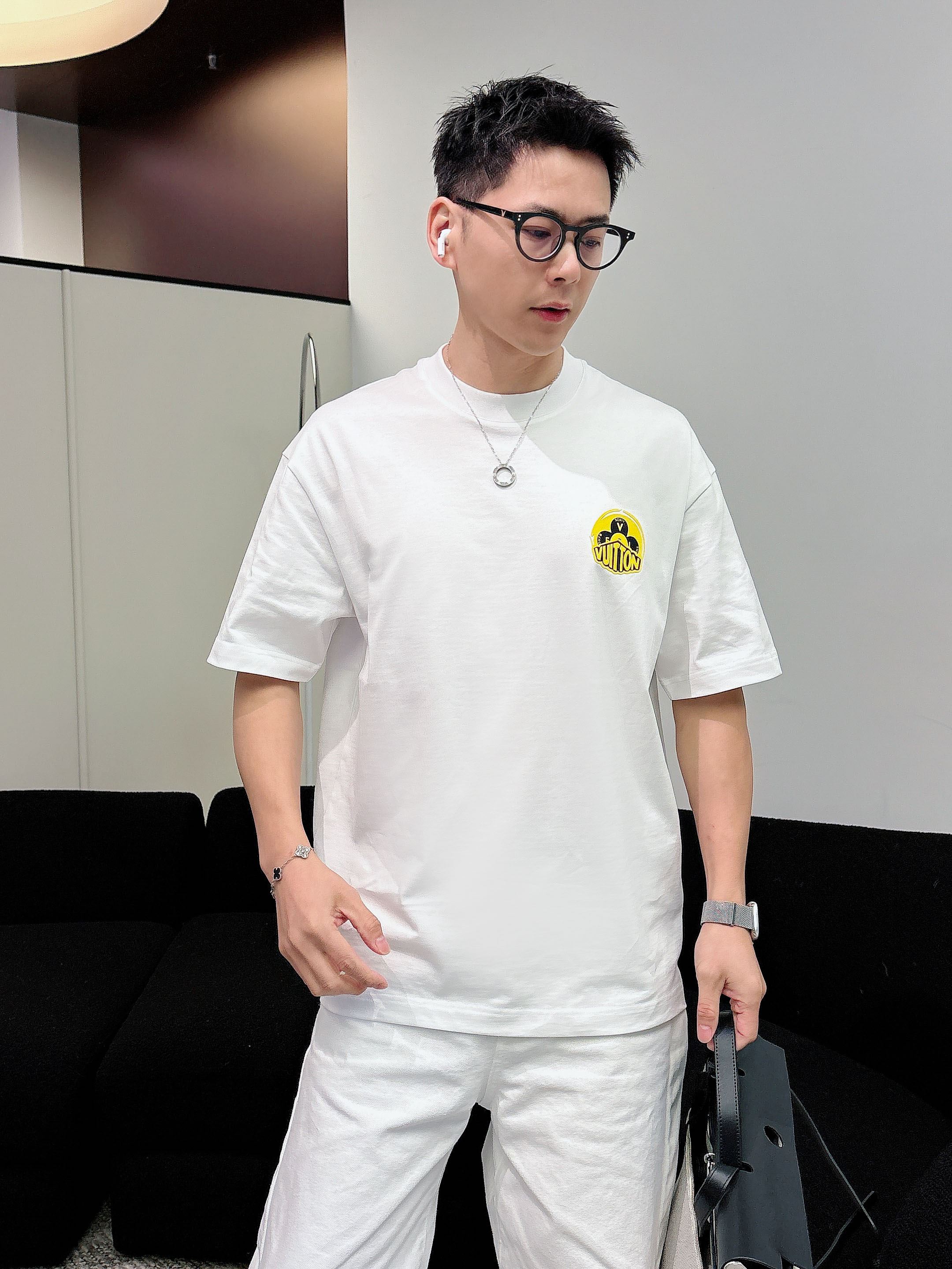【  LV  2026春夏 · 高阶定制T恤】🔹 核心面料：秘鲁进口匹马棉 × 顶级丝光工艺🔹 核心体感