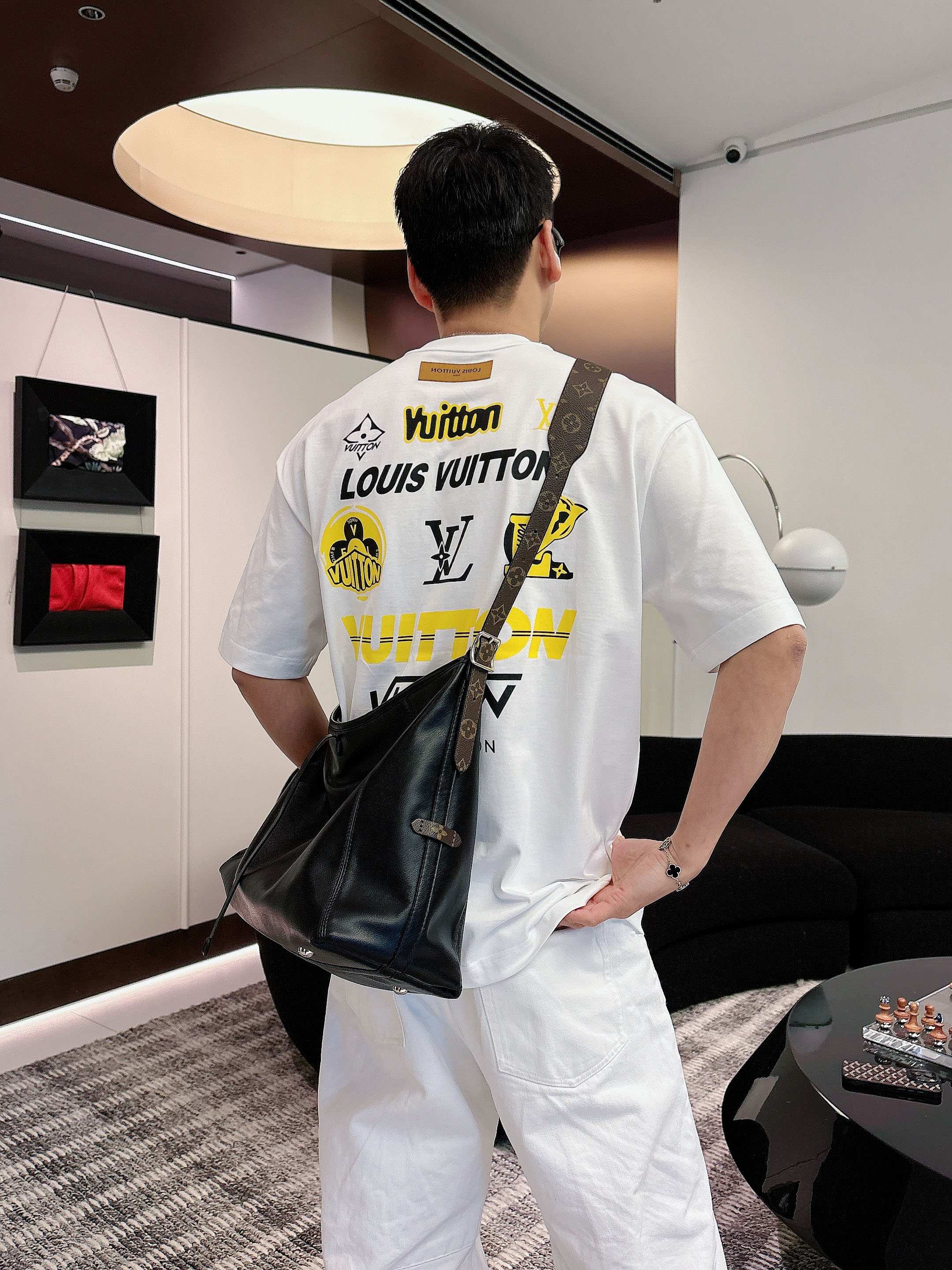 【  LV  2026春夏 · 高阶定制T恤】🔹 核心面料：秘鲁进口匹马棉 × 顶级丝光工艺🔹 核心体感
