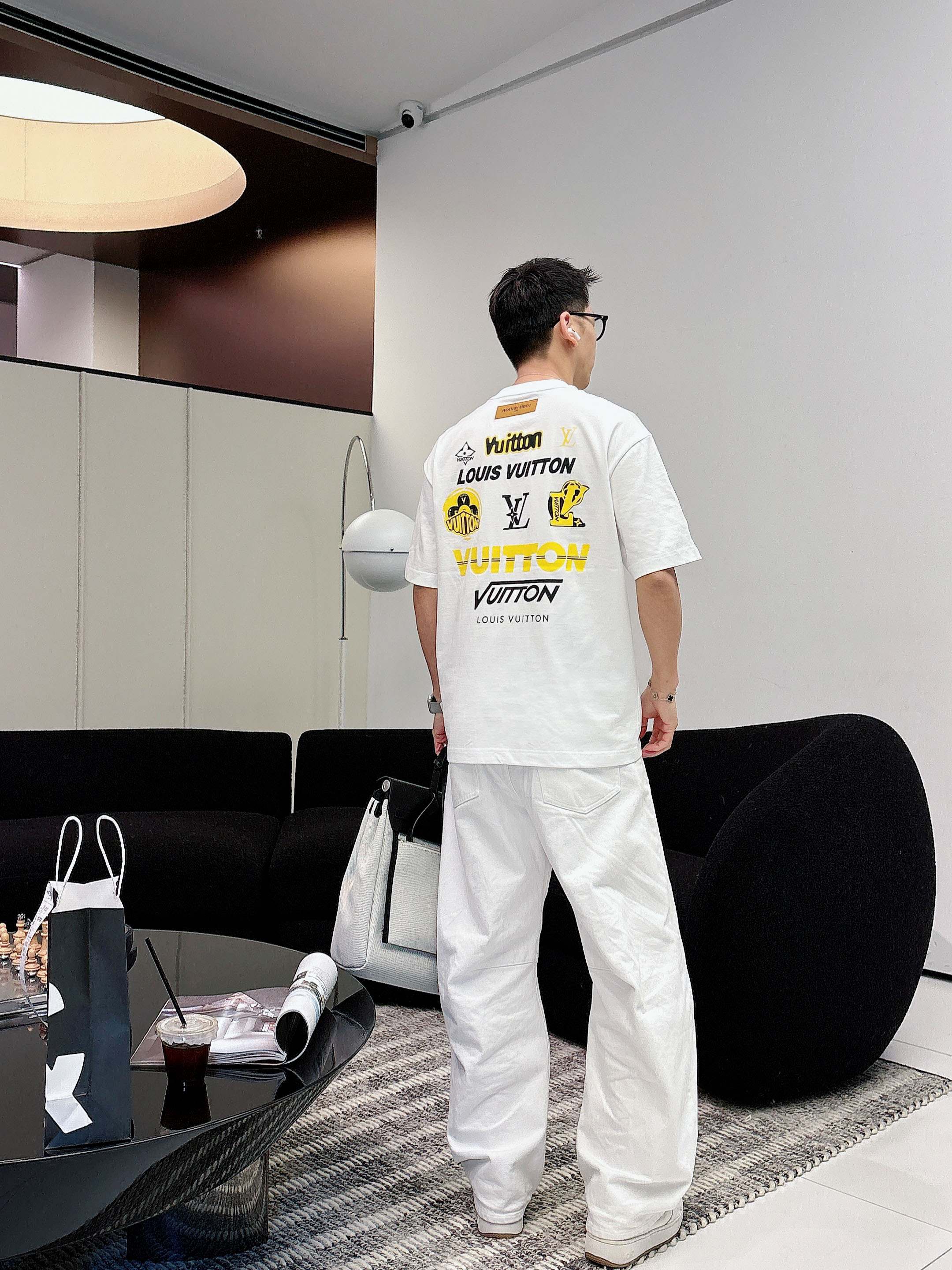 【  LV  2026春夏 · 高阶定制T恤】🔹 核心面料：秘鲁进口匹马棉 × 顶级丝光工艺🔹 核心体感