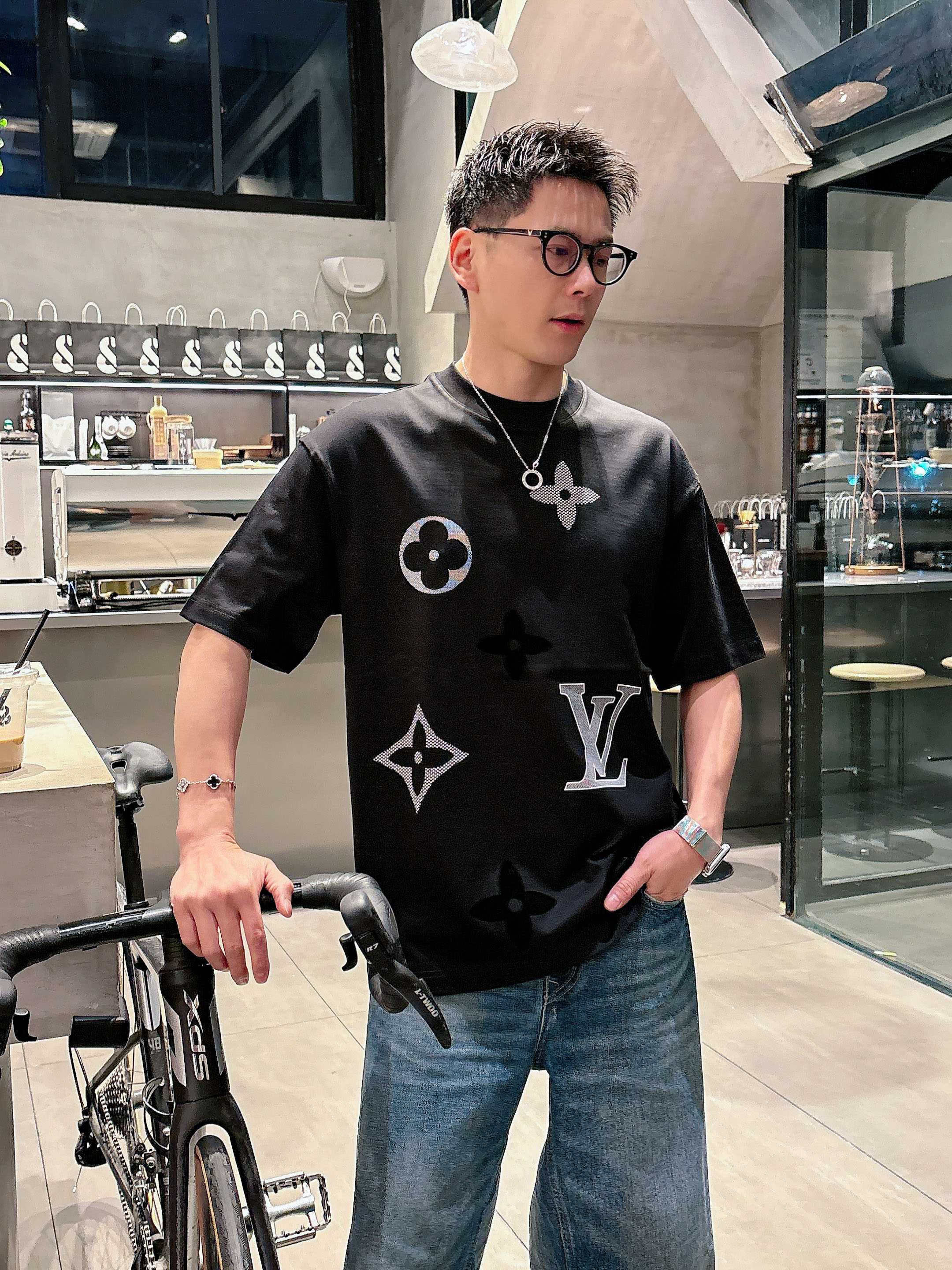 【  LV  2026春夏 · 高阶定制T恤】🔹 核心面料：秘鲁进口匹马棉 × 顶级丝光工艺🔹 核心体感