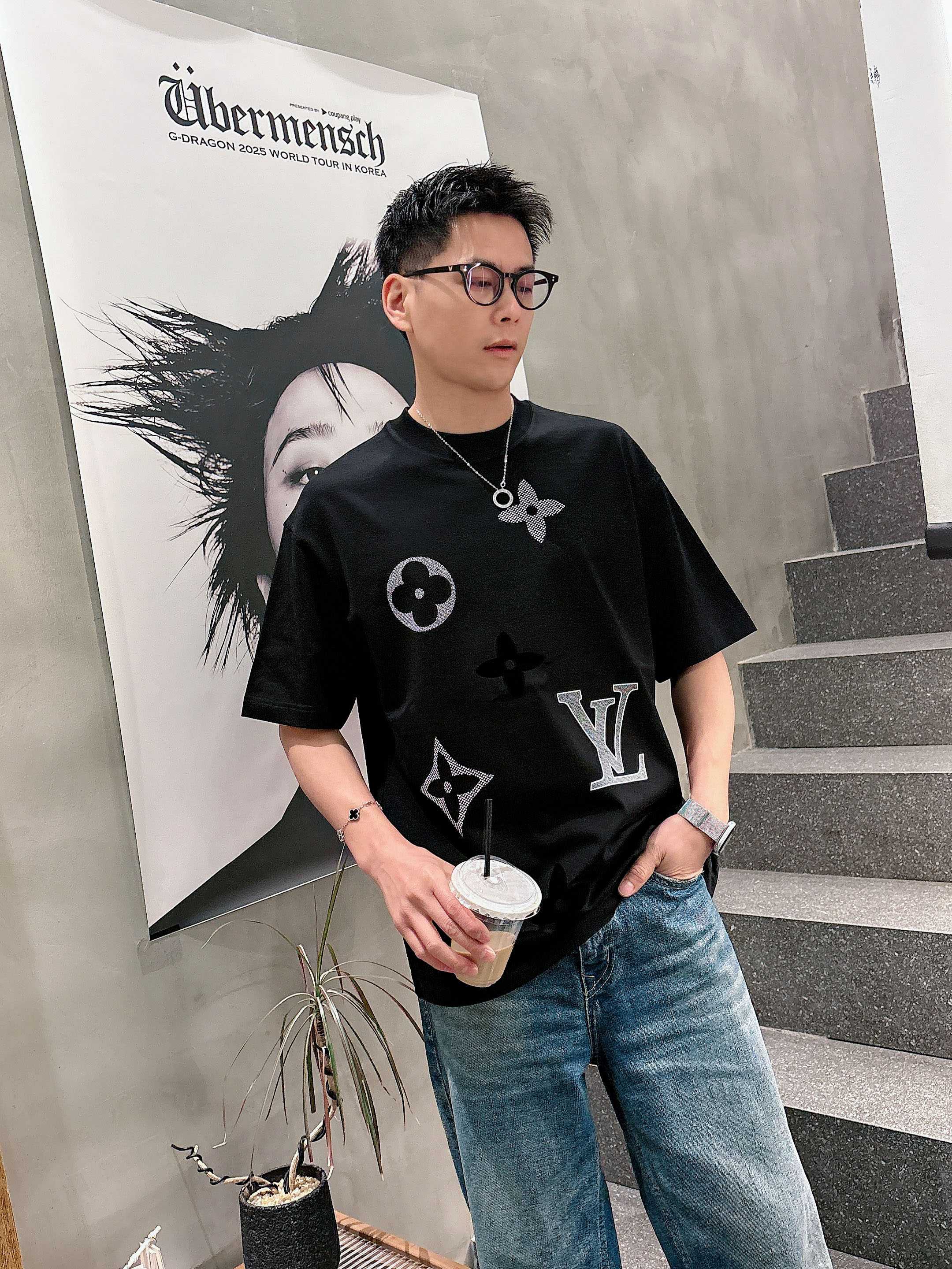 【  LV  2026春夏 · 高阶定制T恤】🔹 核心面料：秘鲁进口匹马棉 × 顶级丝光工艺🔹 核心体感