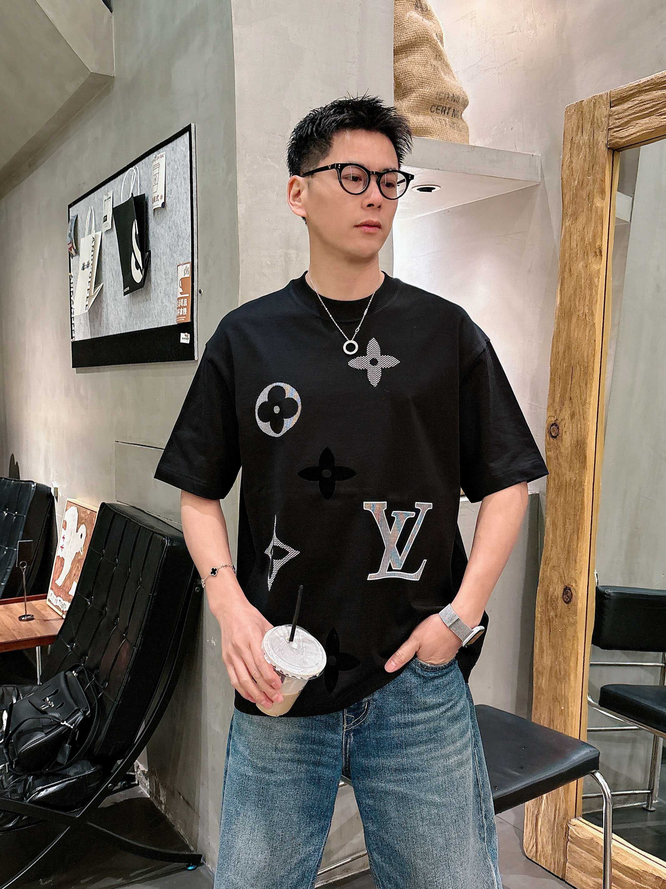 【  LV  2026春夏 · 高阶定制T恤】🔹 核心面料：秘鲁进口匹马棉 × 顶级丝光工艺🔹 核心体感