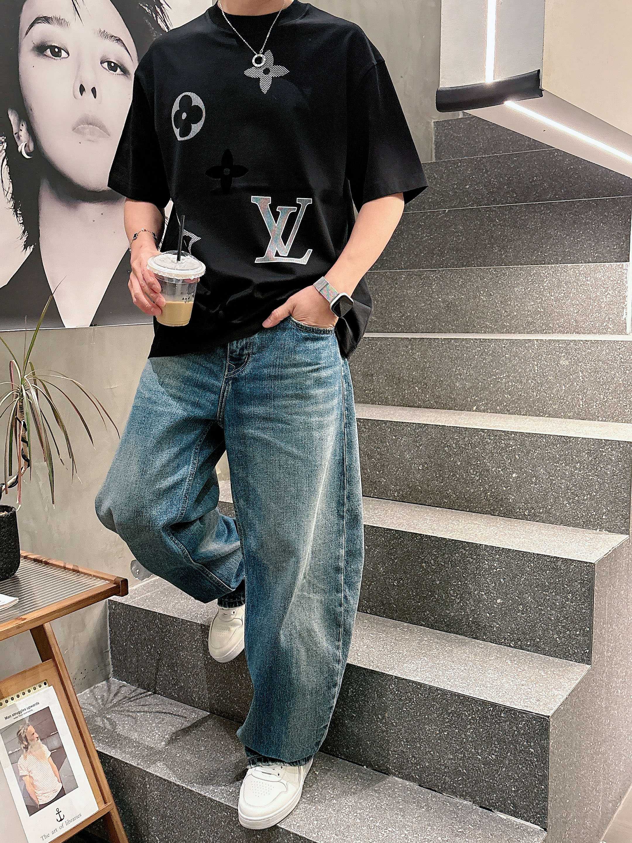 【  LV  2026春夏 · 高阶定制T恤】🔹 核心面料：秘鲁进口匹马棉 × 顶级丝光工艺🔹 核心体感
