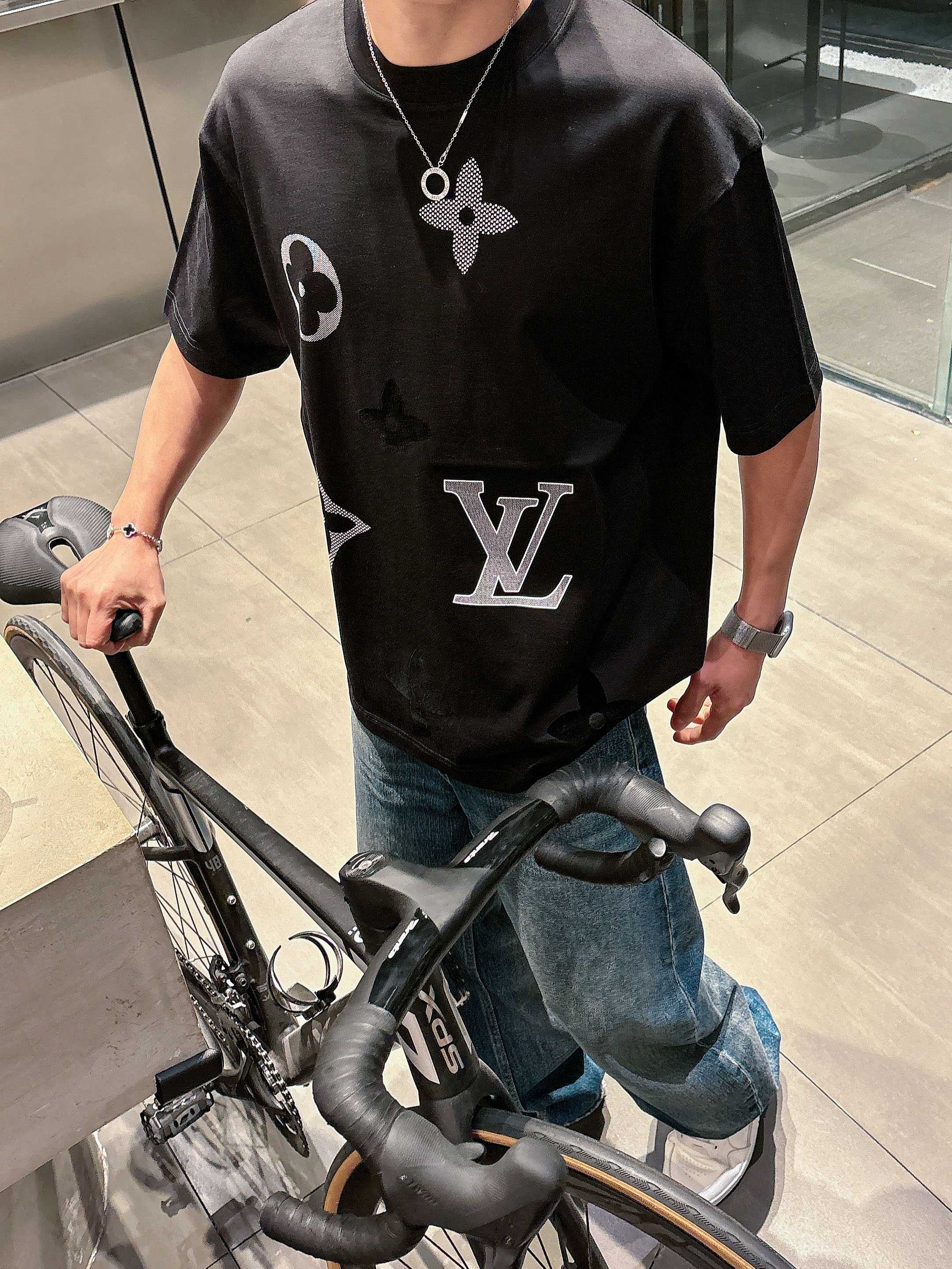 【  LV  2026春夏 · 高阶定制T恤】🔹 核心面料：秘鲁进口匹马棉 × 顶级丝光工艺🔹 核心体感