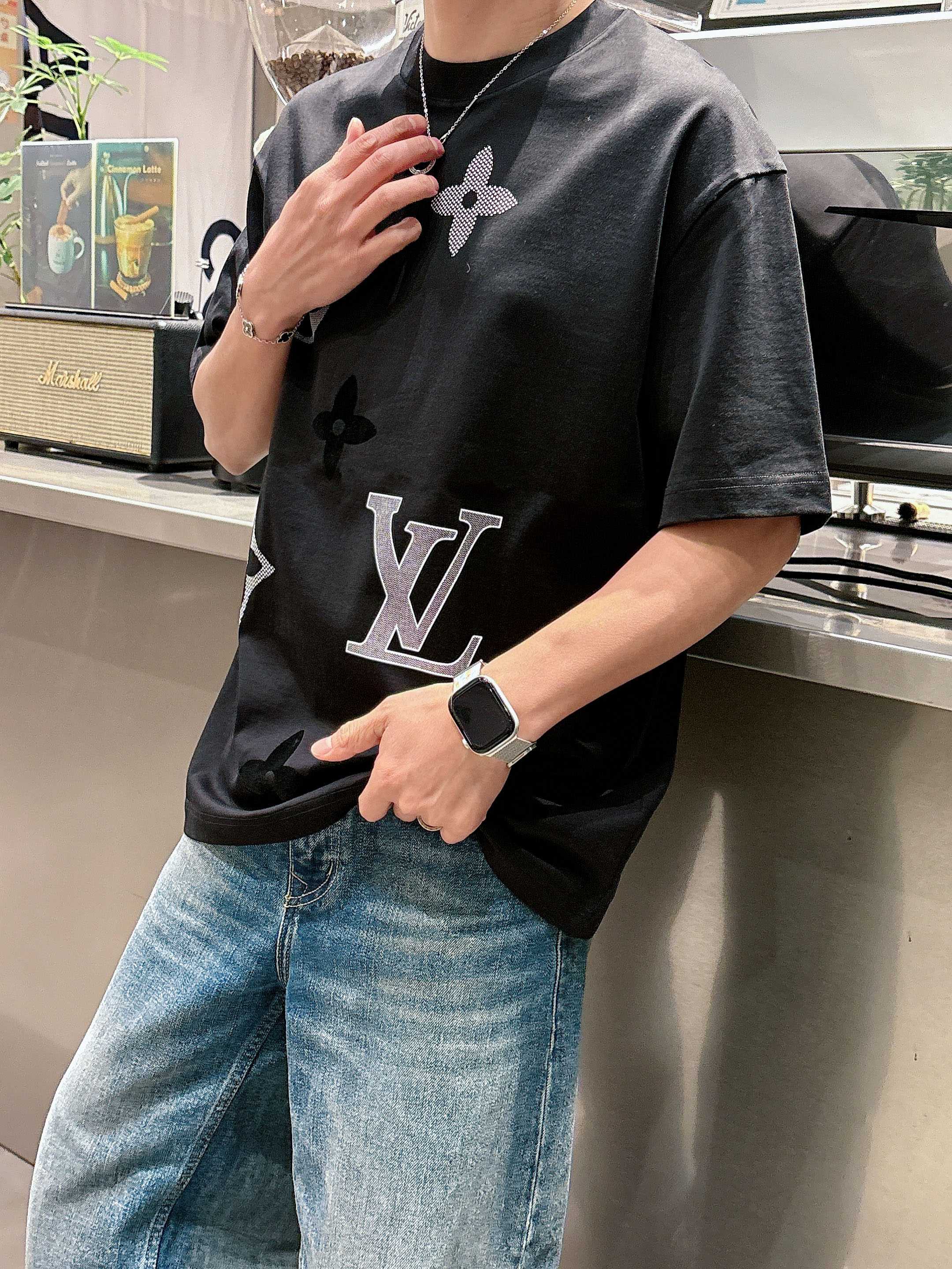【  LV  2026春夏 · 高阶定制T恤】🔹 核心面料：秘鲁进口匹马棉 × 顶级丝光工艺🔹 核心体感