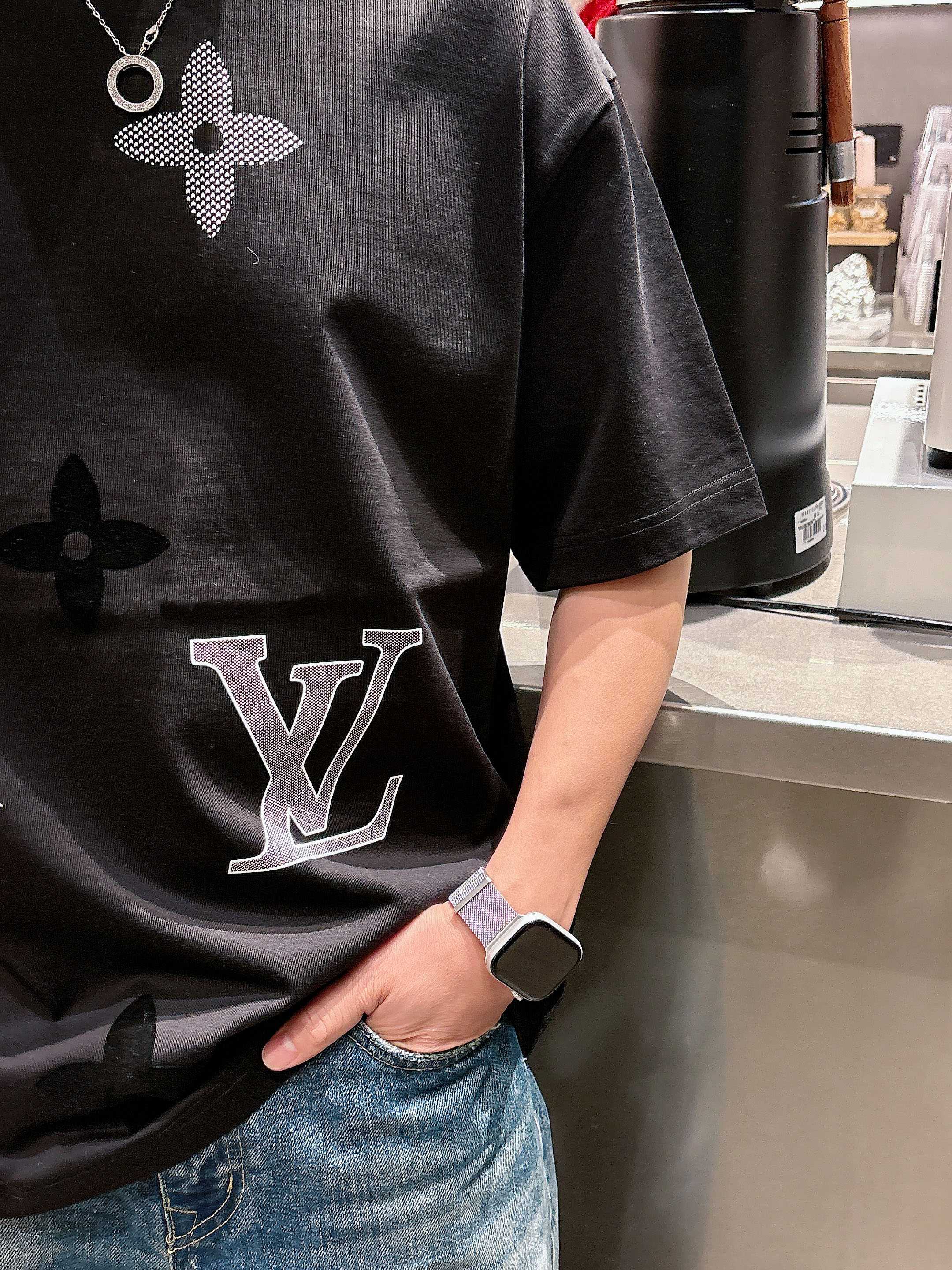 【  LV  2026春夏 · 高阶定制T恤】🔹 核心面料：秘鲁进口匹马棉 × 顶级丝光工艺🔹 核心体感