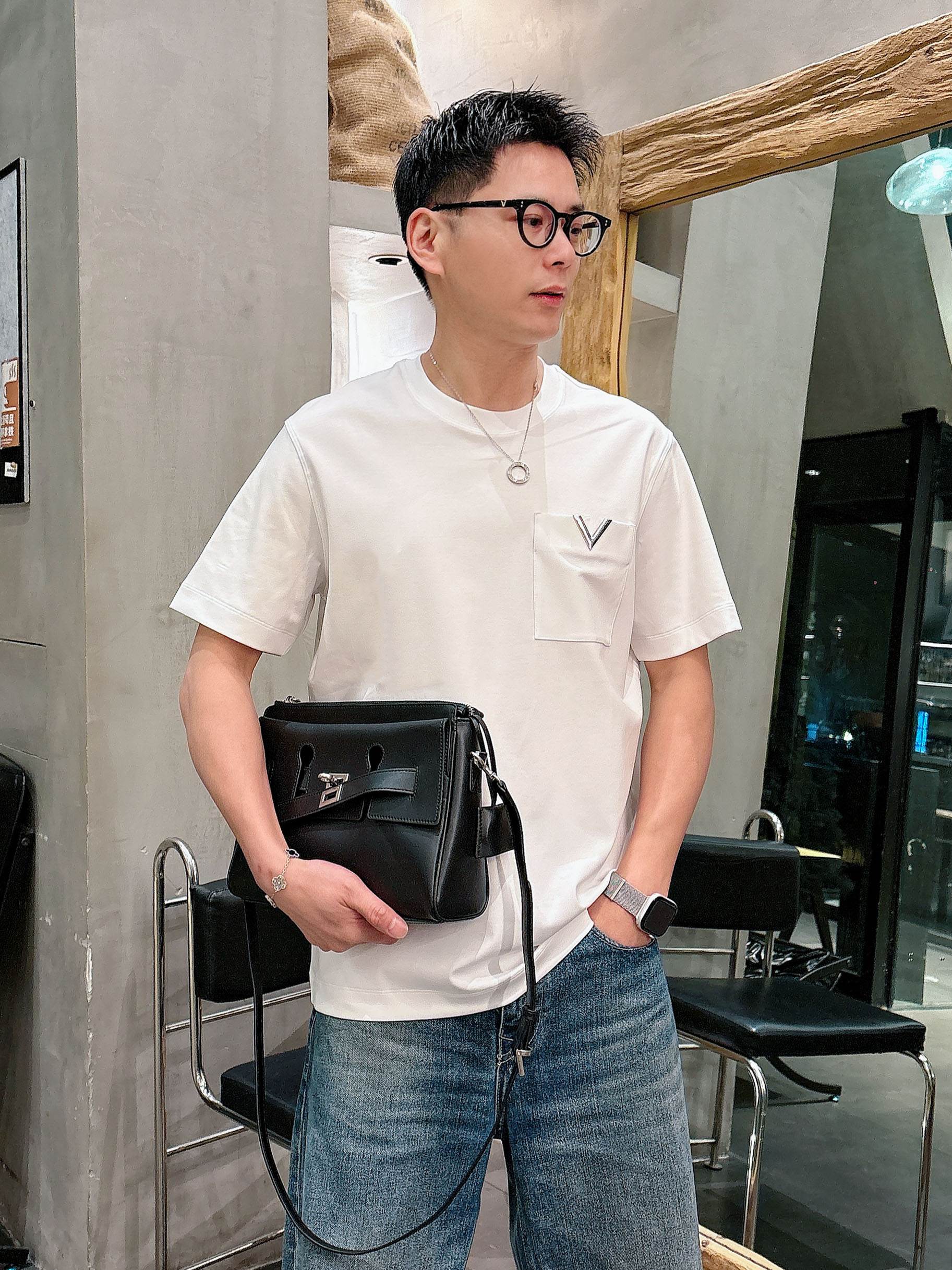 【 LV 2026春夏 · 高阶定制T恤】🔹 核心面料：秘鲁进口匹马棉 × 顶级丝光工艺🔹 核心体感：蚕