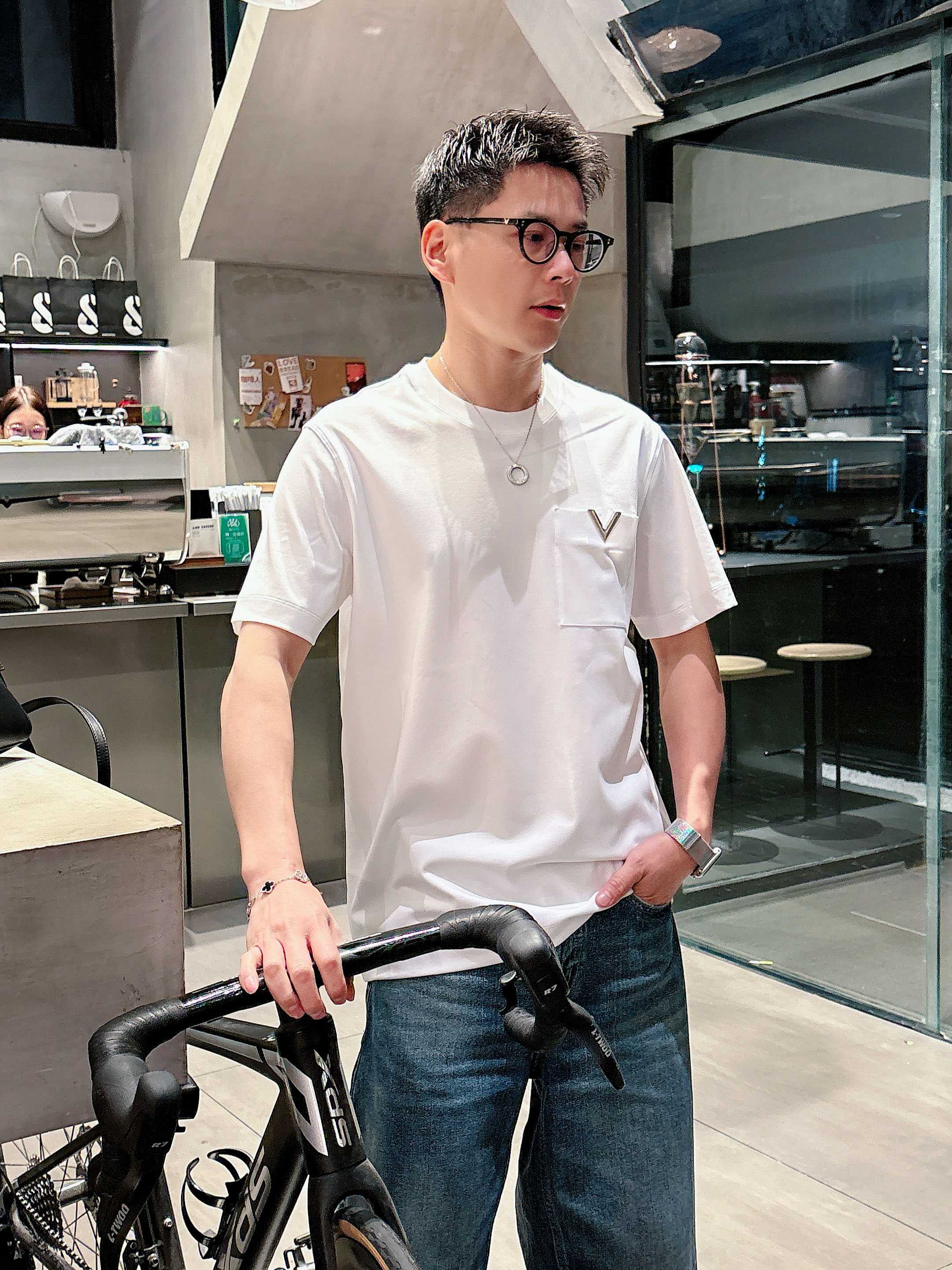 【 LV 2026春夏 · 高阶定制T恤】🔹 核心面料：秘鲁进口匹马棉 × 顶级丝光工艺🔹 核心体感：蚕