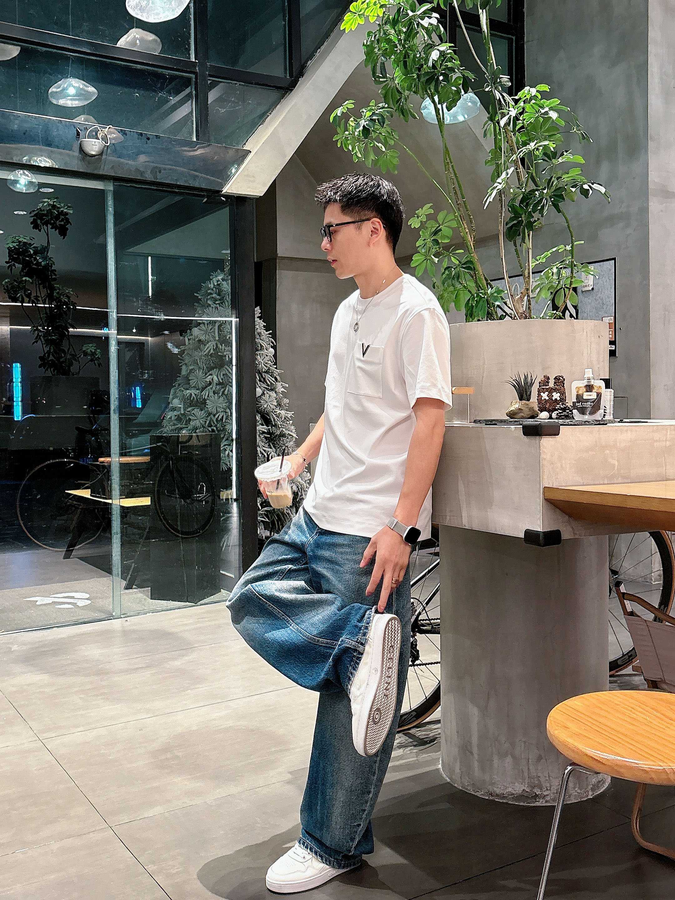 【 LV 2026春夏 · 高阶定制T恤】🔹 核心面料：秘鲁进口匹马棉 × 顶级丝光工艺🔹 核心体感：蚕