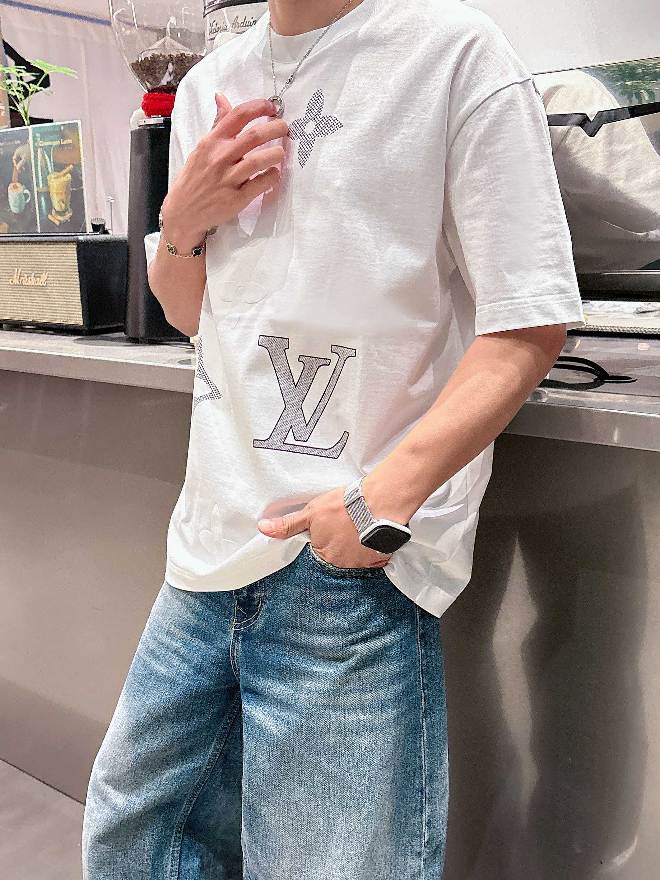 【  LV  2026春夏 · 高阶定制T恤】🔹 核心面料：秘鲁进口匹马棉 × 顶级丝光工艺🔹 核心体感