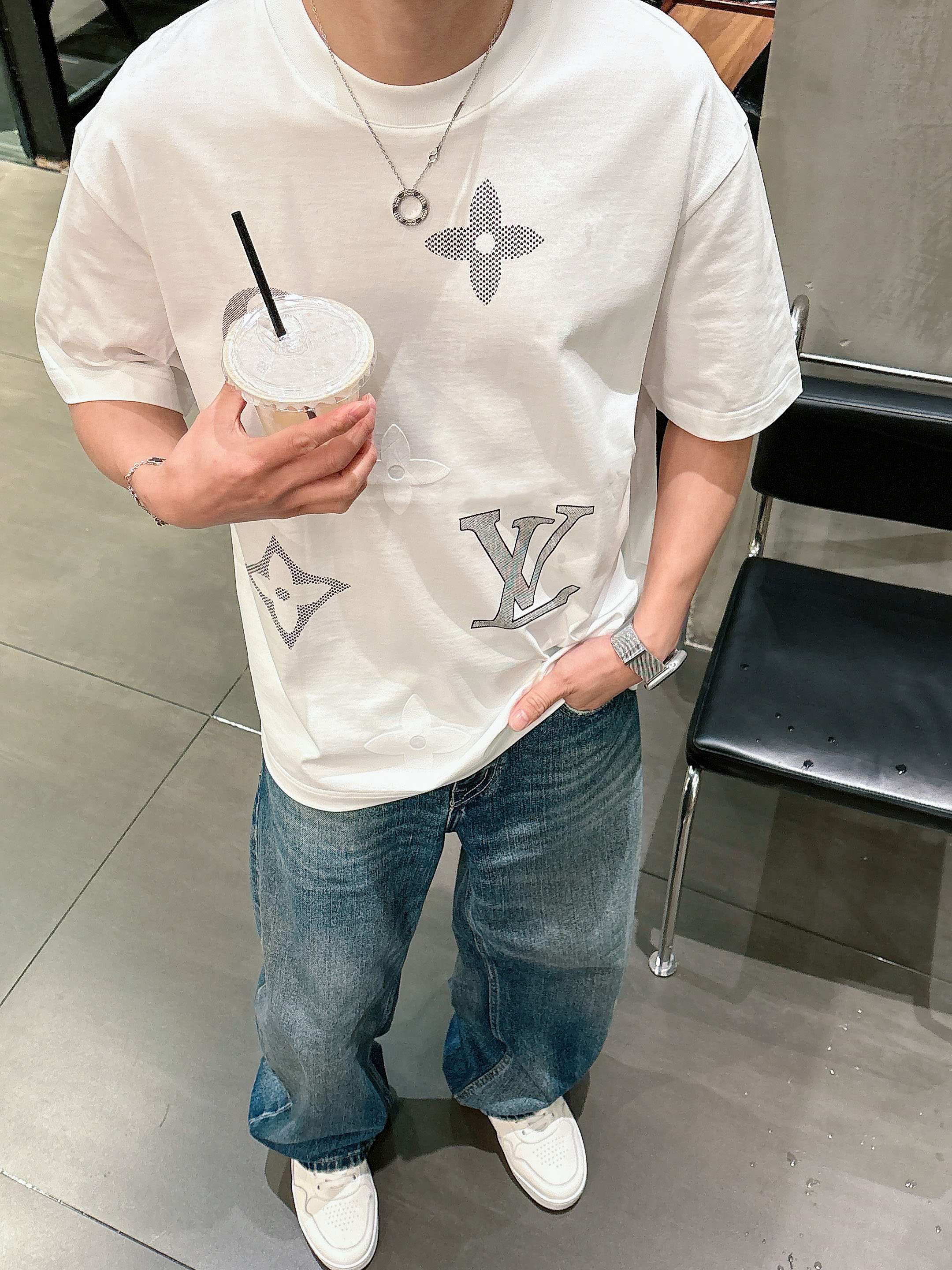 【  LV  2026春夏 · 高阶定制T恤】🔹 核心面料：秘鲁进口匹马棉 × 顶级丝光工艺🔹 核心体感