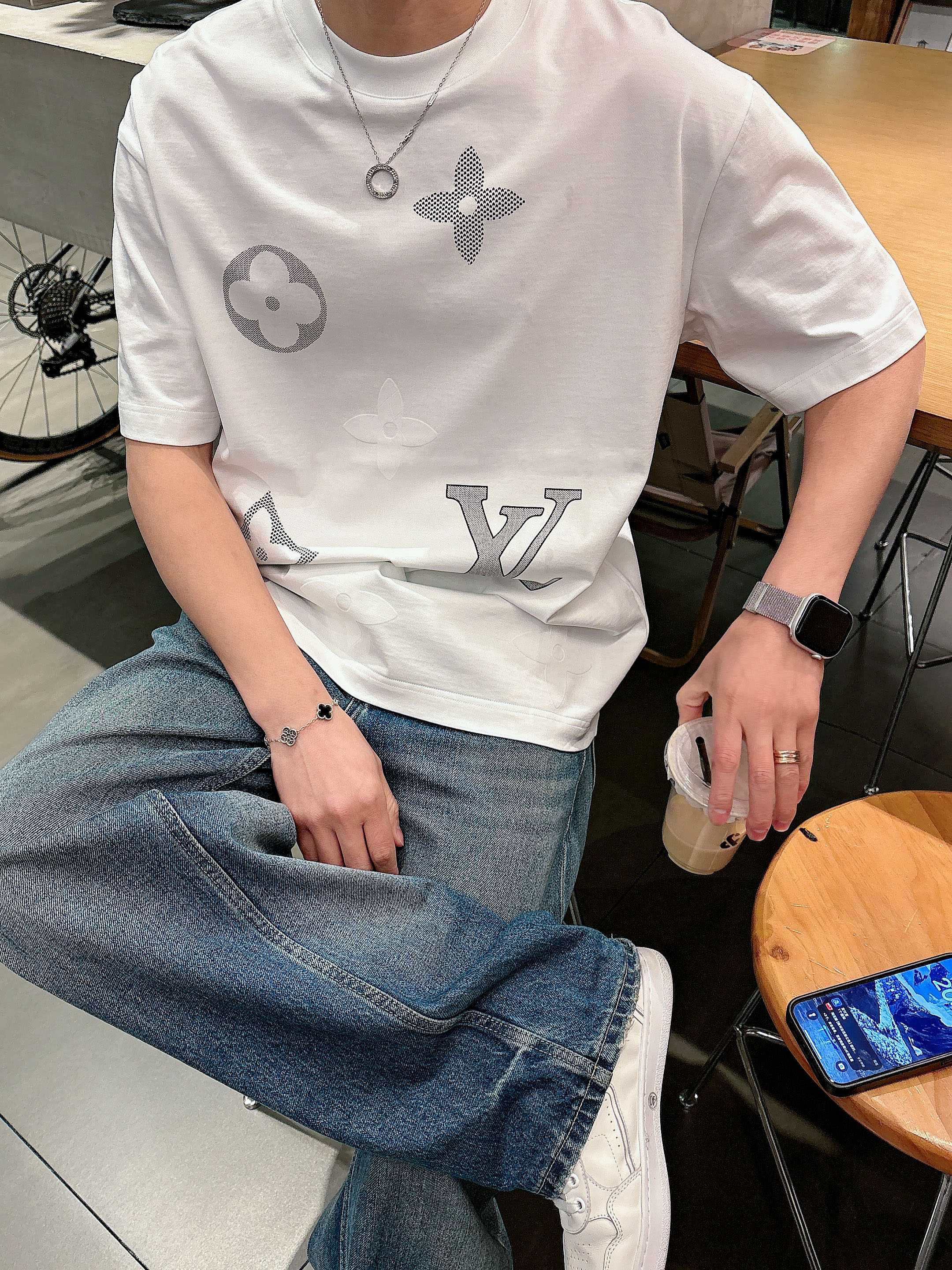 【  LV  2026春夏 · 高阶定制T恤】🔹 核心面料：秘鲁进口匹马棉 × 顶级丝光工艺🔹 核心体感
