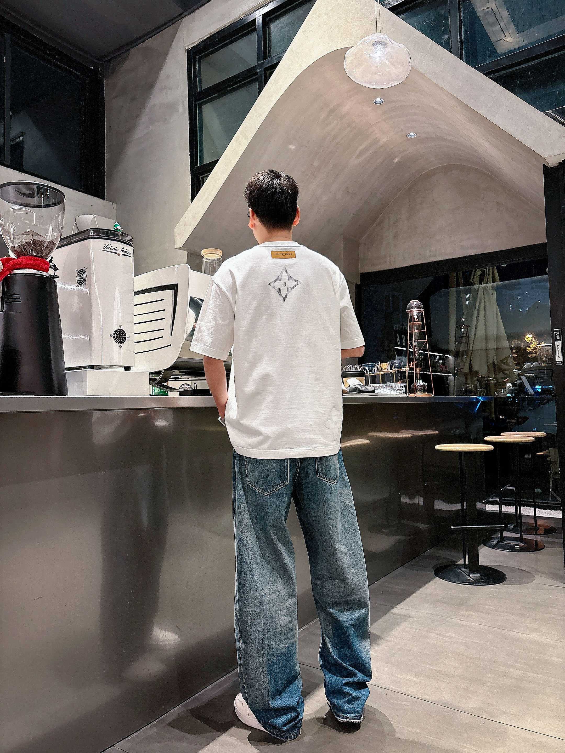 【  LV  2026春夏 · 高阶定制T恤】🔹 核心面料：秘鲁进口匹马棉 × 顶级丝光工艺🔹 核心体感