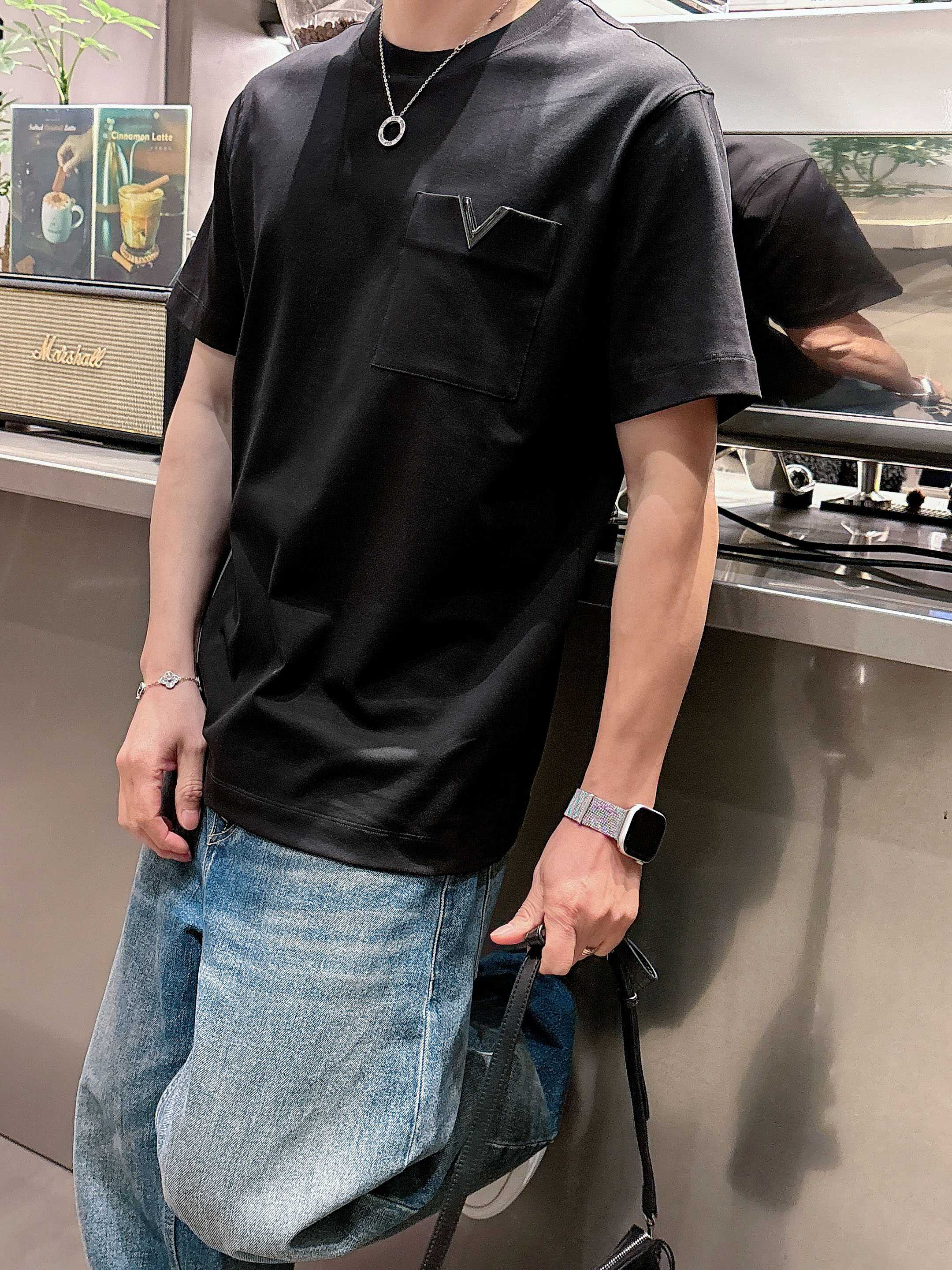 【 LV 2026春夏 · 高阶定制T恤】🔹 核心面料：秘鲁进口匹马棉 × 顶级丝光工艺🔹 核心体感：蚕