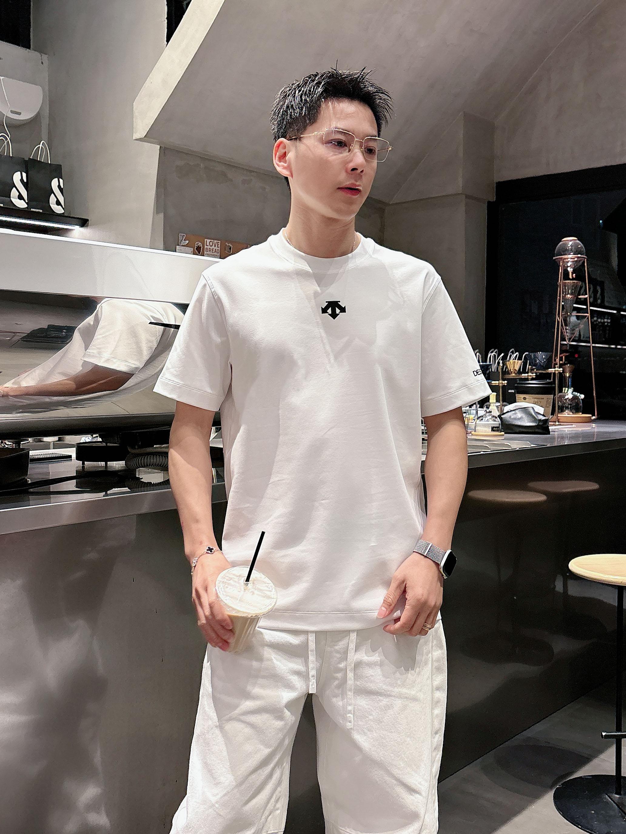 【 迪桑特 2026春夏 · 高阶定制T恤】🔹 核心面料：秘鲁进口匹马棉 × 顶级丝光工艺🔹 核心体感：