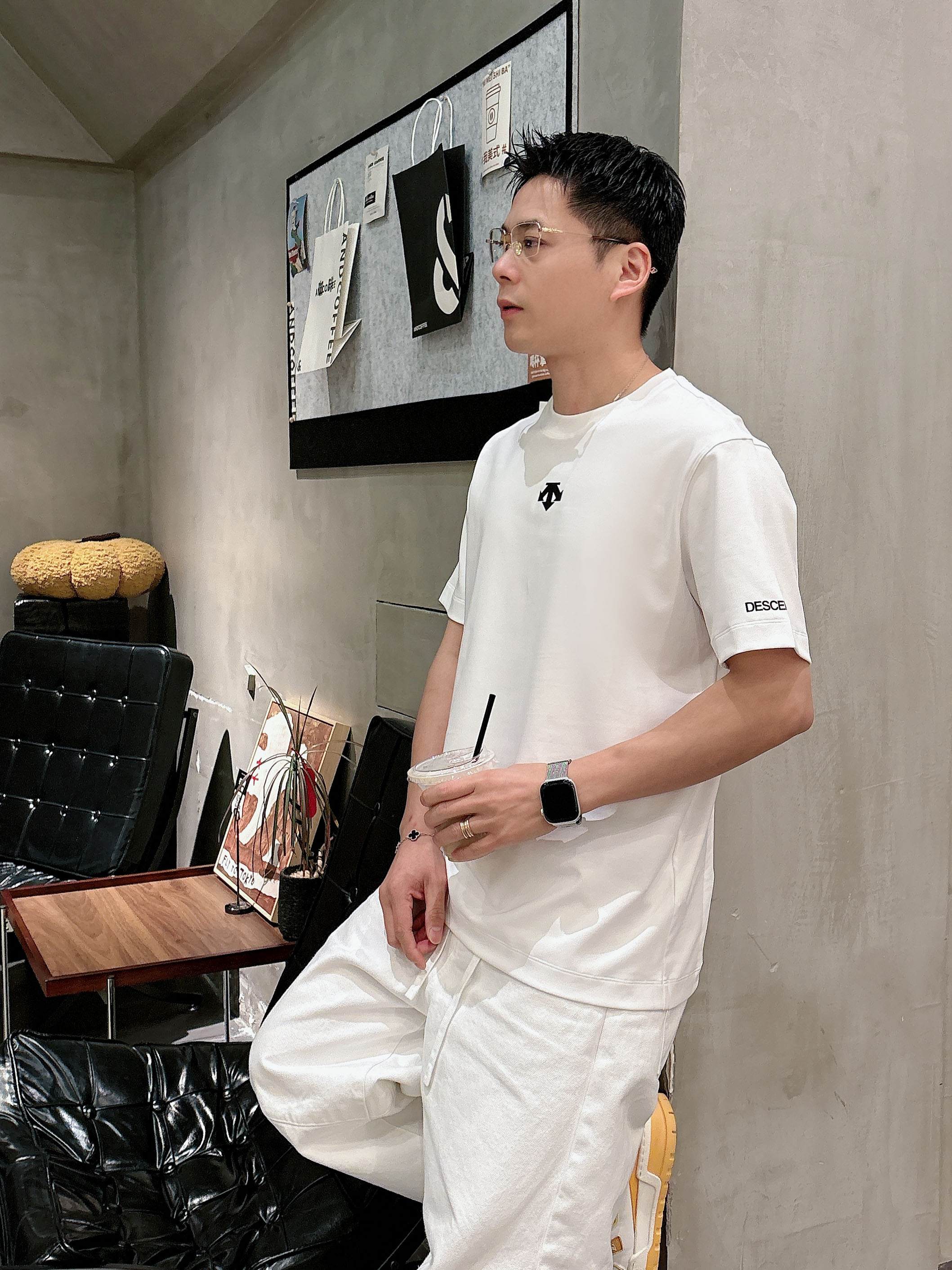【 迪桑特 2026春夏 · 高阶定制T恤】🔹 核心面料：秘鲁进口匹马棉 × 顶级丝光工艺🔹 核心体感：