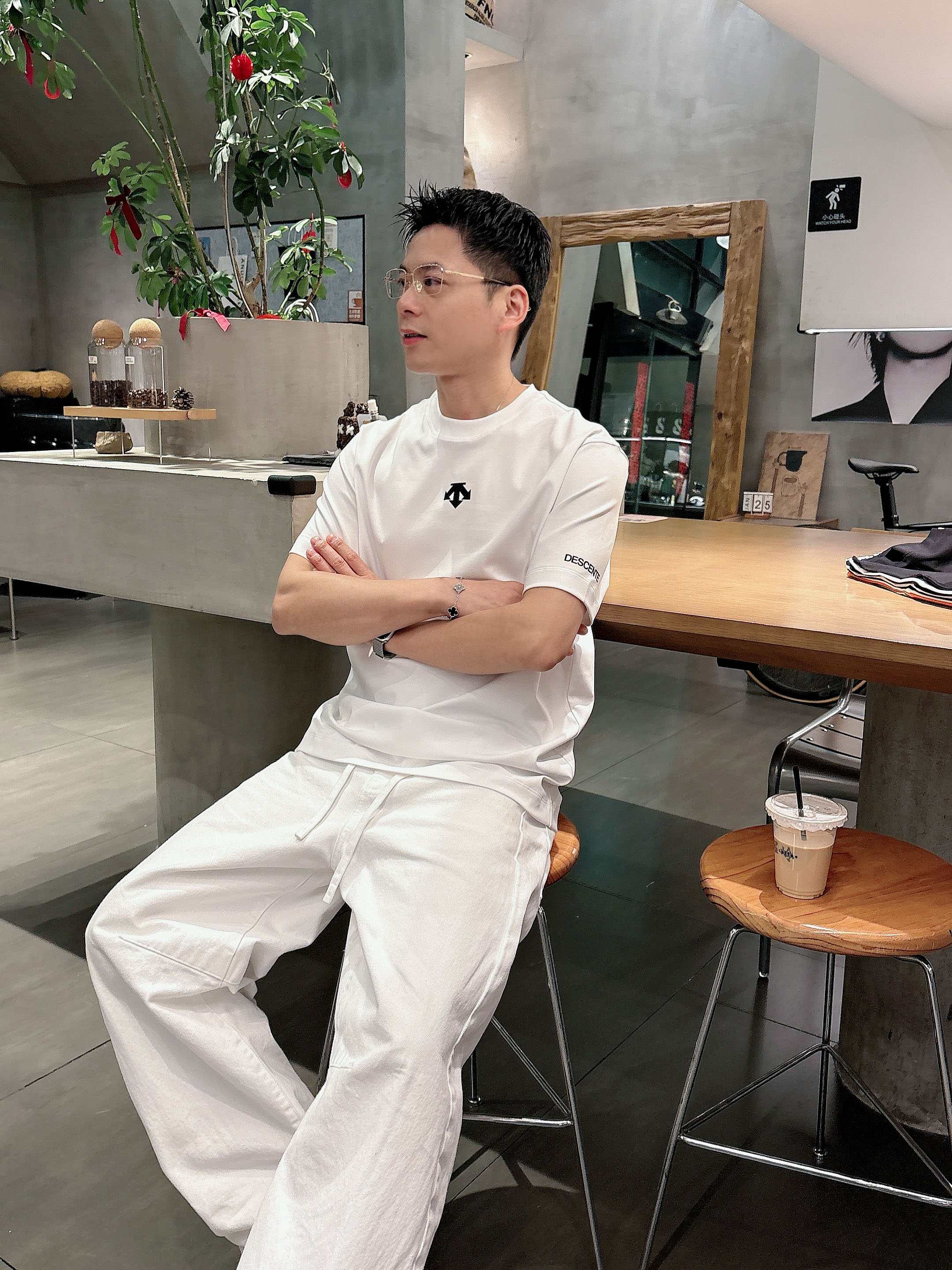 【 迪桑特 2026春夏 · 高阶定制T恤】🔹 核心面料：秘鲁进口匹马棉 × 顶级丝光工艺🔹 核心体感：