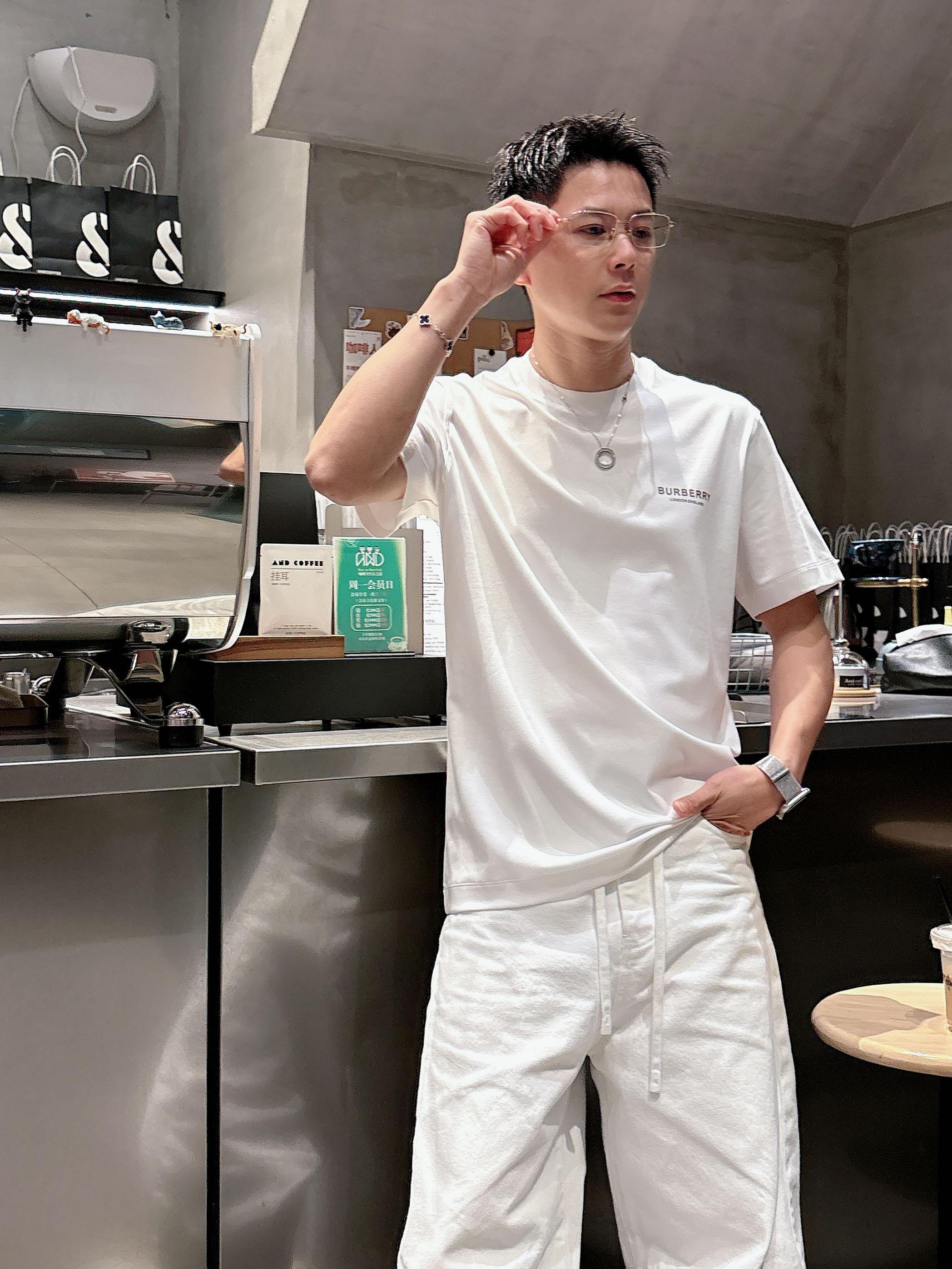 【 巴宝莉 2026春夏 · 高阶定制T恤】🔹 核心面料：秘鲁进口匹马棉 × 顶级丝光工艺🔹 核心体感：