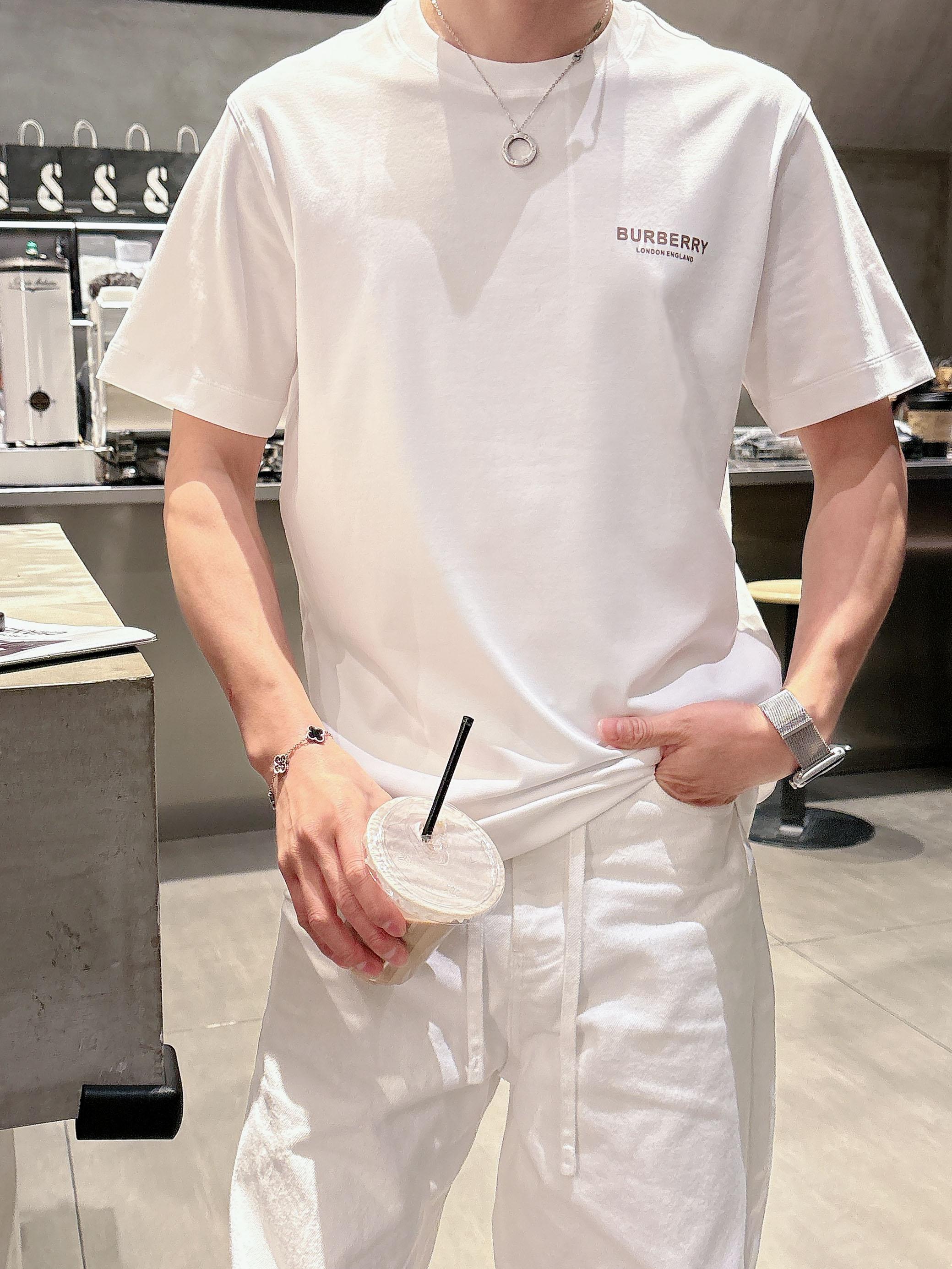 【 巴宝莉 2026春夏 · 高阶定制T恤】🔹 核心面料：秘鲁进口匹马棉 × 顶级丝光工艺🔹 核心体感：