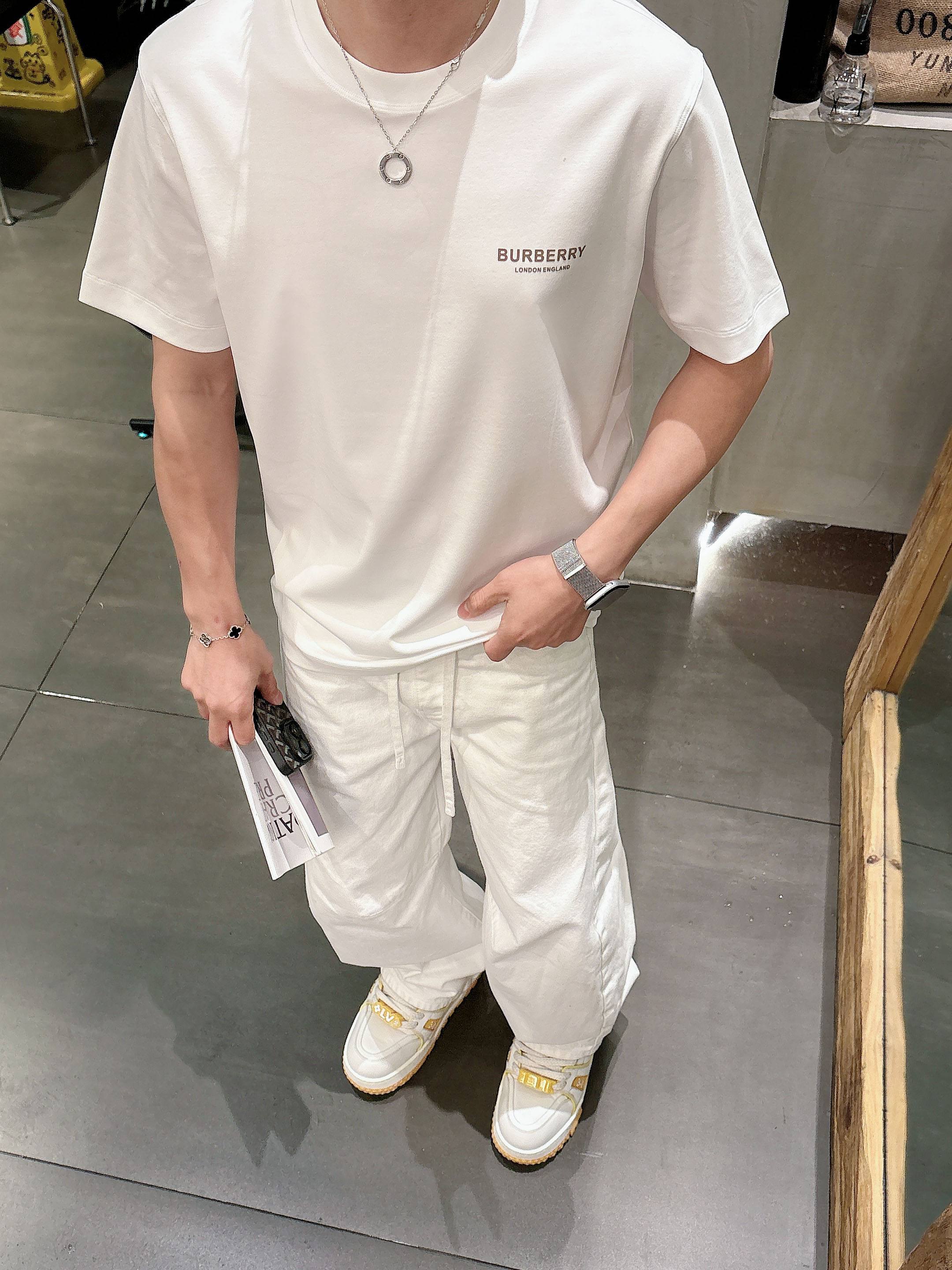 【 巴宝莉 2026春夏 · 高阶定制T恤】🔹 核心面料：秘鲁进口匹马棉 × 顶级丝光工艺🔹 核心体感：