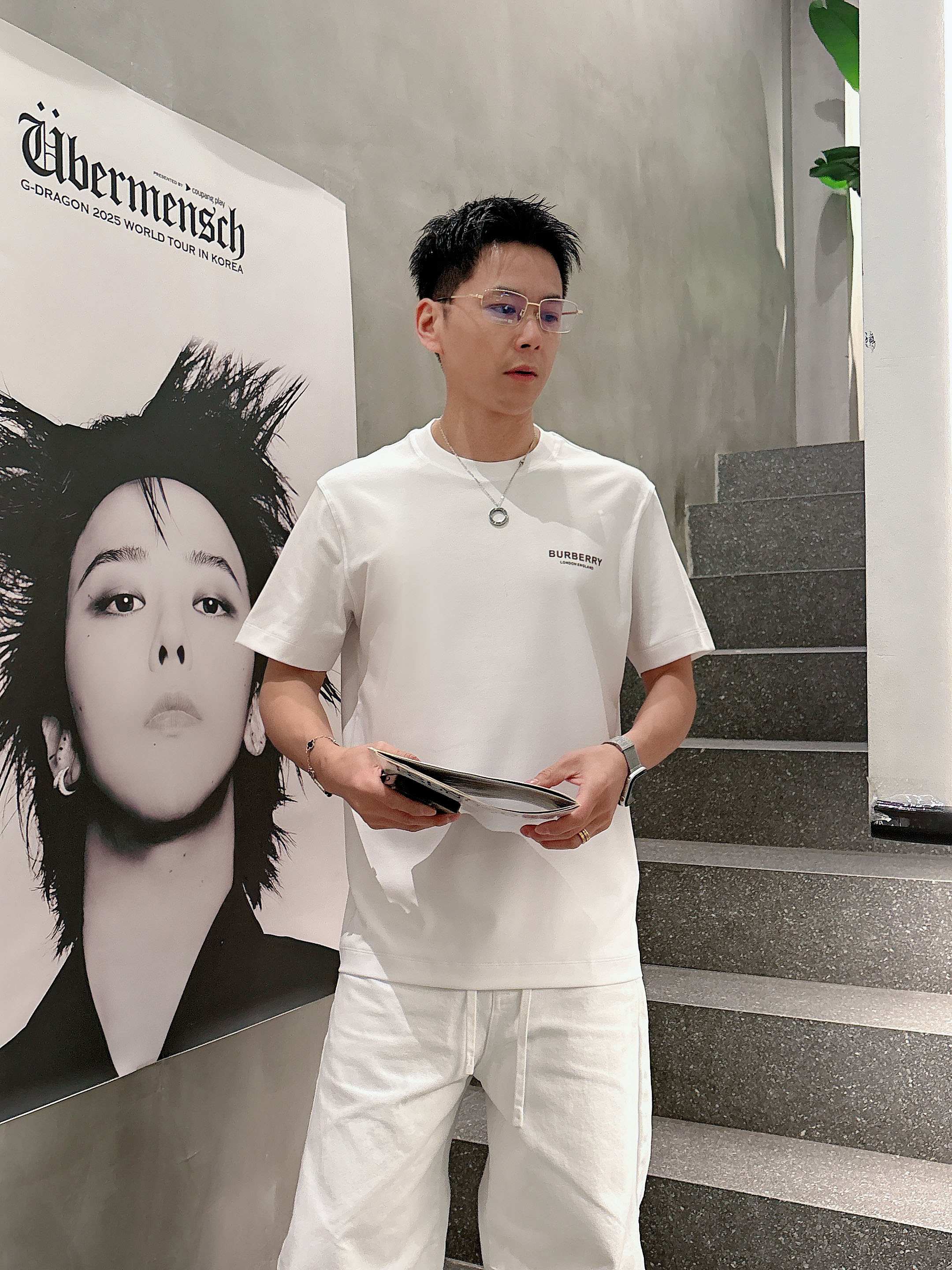 【 巴宝莉 2026春夏 · 高阶定制T恤】🔹 核心面料：秘鲁进口匹马棉 × 顶级丝光工艺🔹 核心体感：