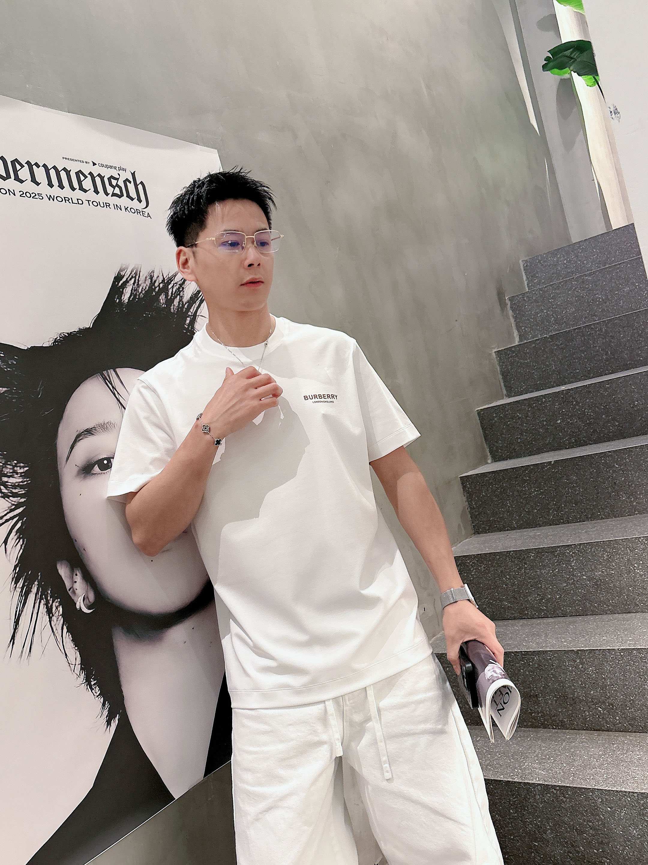 【 巴宝莉 2026春夏 · 高阶定制T恤】🔹 核心面料：秘鲁进口匹马棉 × 顶级丝光工艺🔹 核心体感：