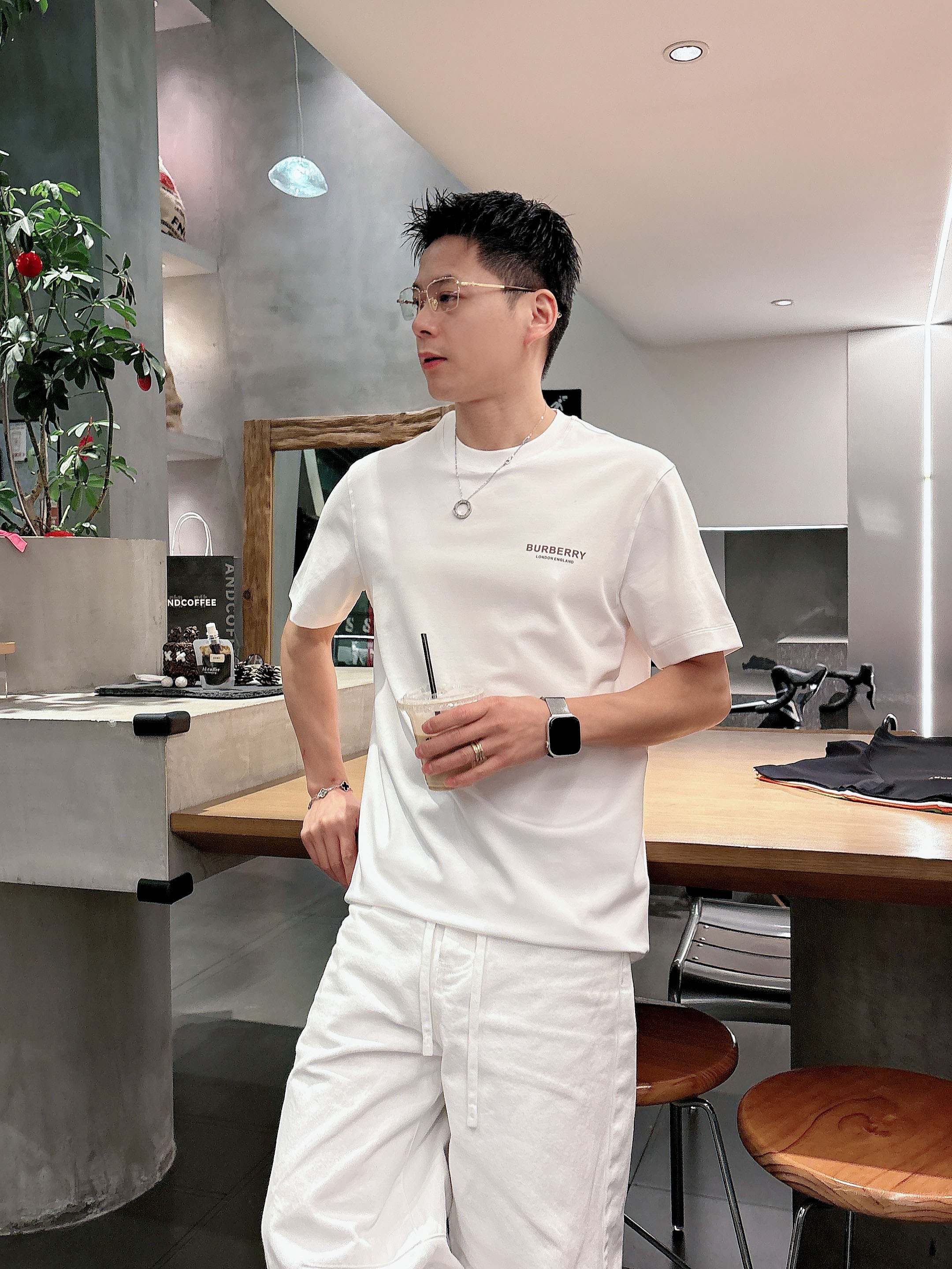 【 巴宝莉 2026春夏 · 高阶定制T恤】🔹 核心面料：秘鲁进口匹马棉 × 顶级丝光工艺🔹 核心体感：