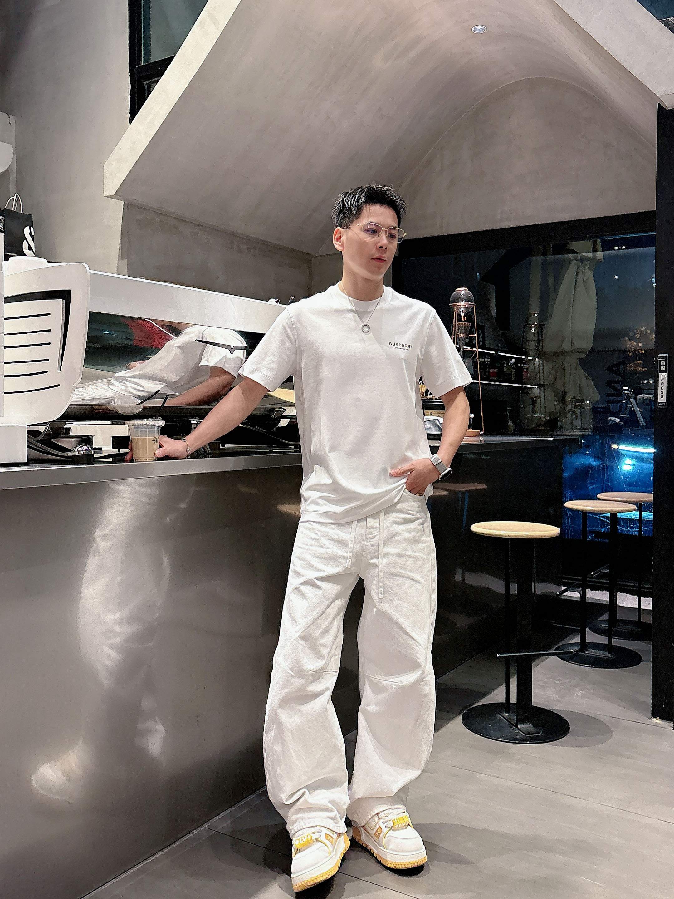 【 巴宝莉 2026春夏 · 高阶定制T恤】🔹 核心面料：秘鲁进口匹马棉 × 顶级丝光工艺🔹 核心体感：