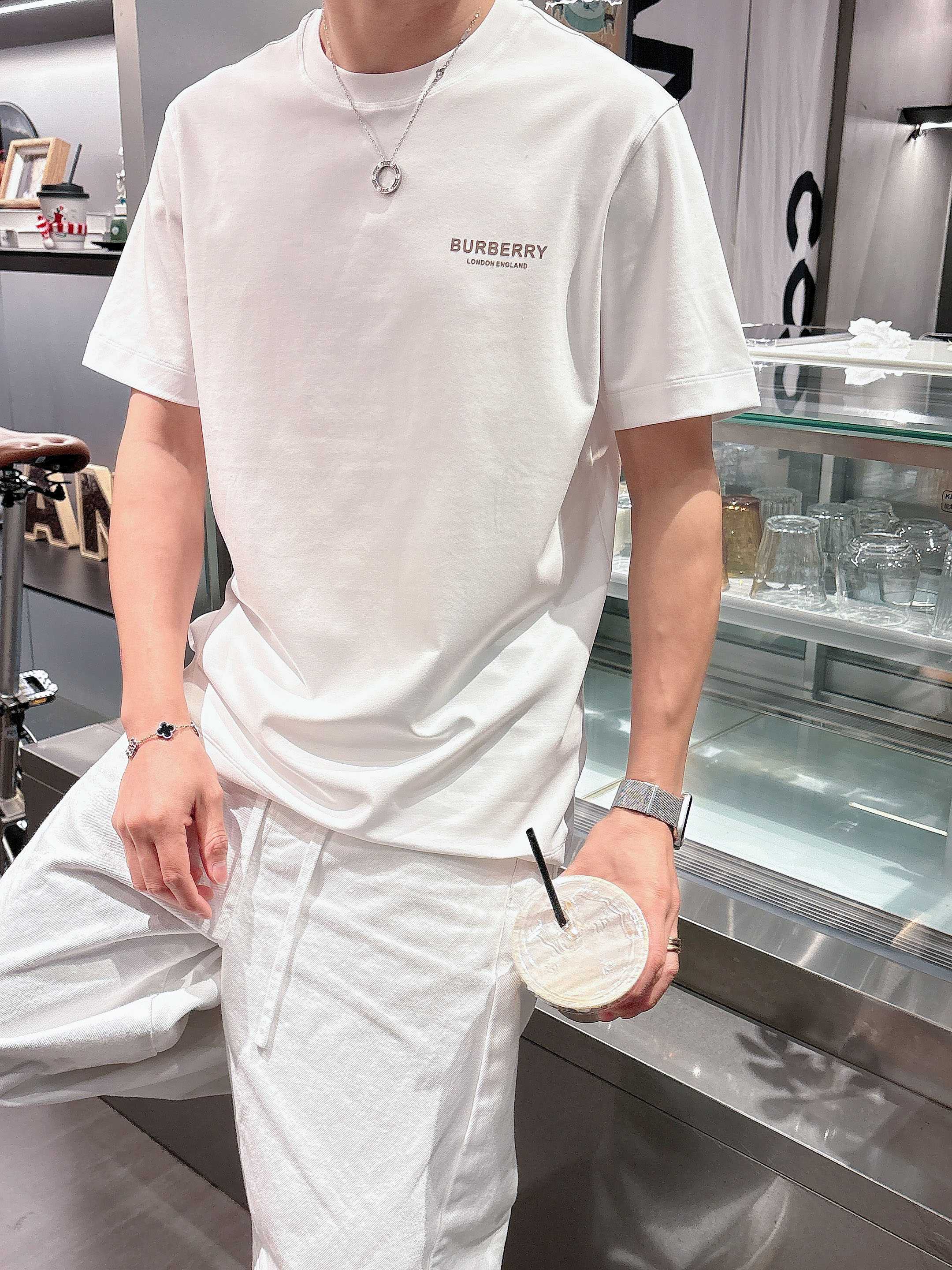 【 巴宝莉 2026春夏 · 高阶定制T恤】🔹 核心面料：秘鲁进口匹马棉 × 顶级丝光工艺🔹 核心体感：