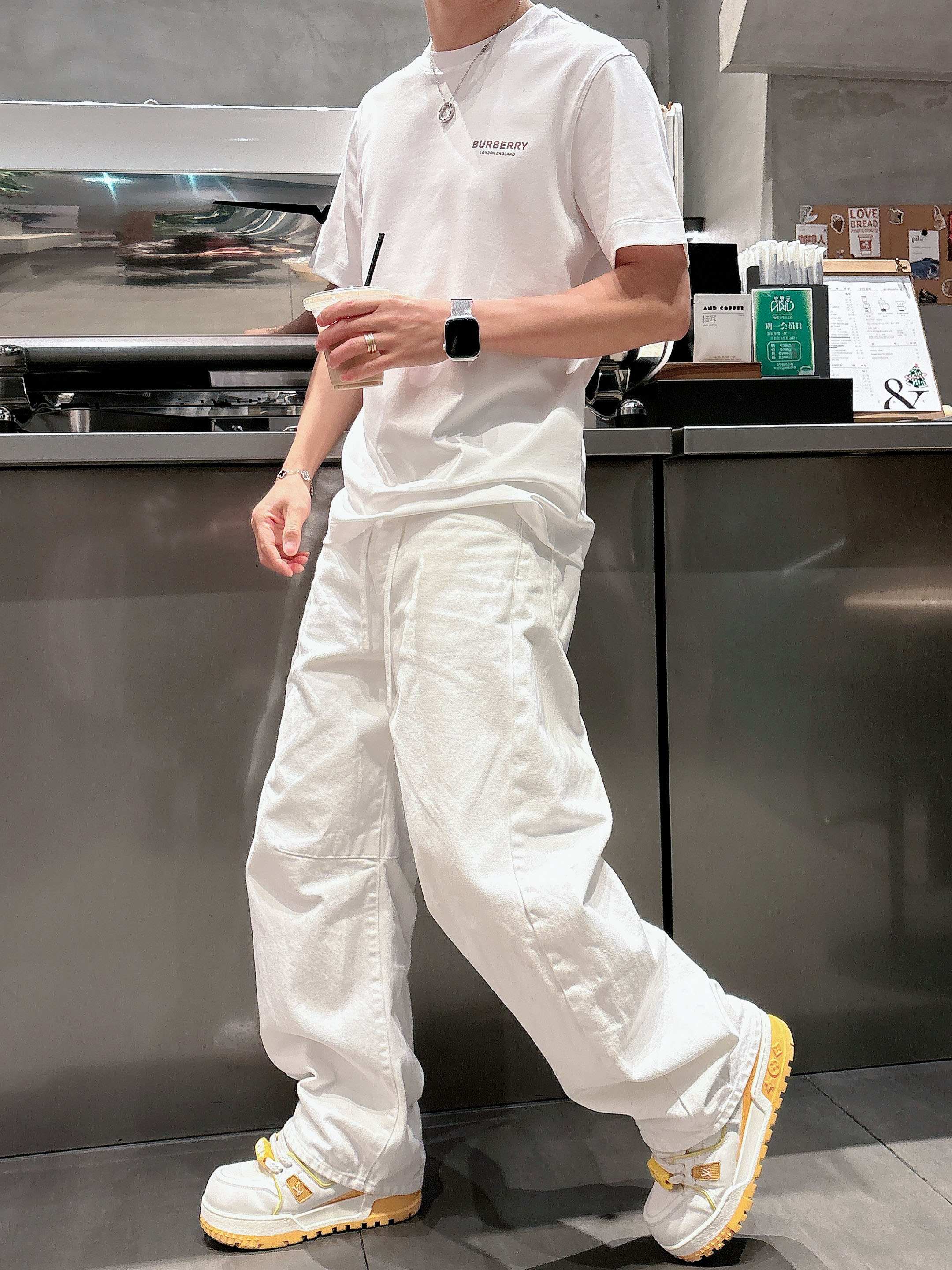 【 巴宝莉 2026春夏 · 高阶定制T恤】🔹 核心面料：秘鲁进口匹马棉 × 顶级丝光工艺🔹 核心体感：