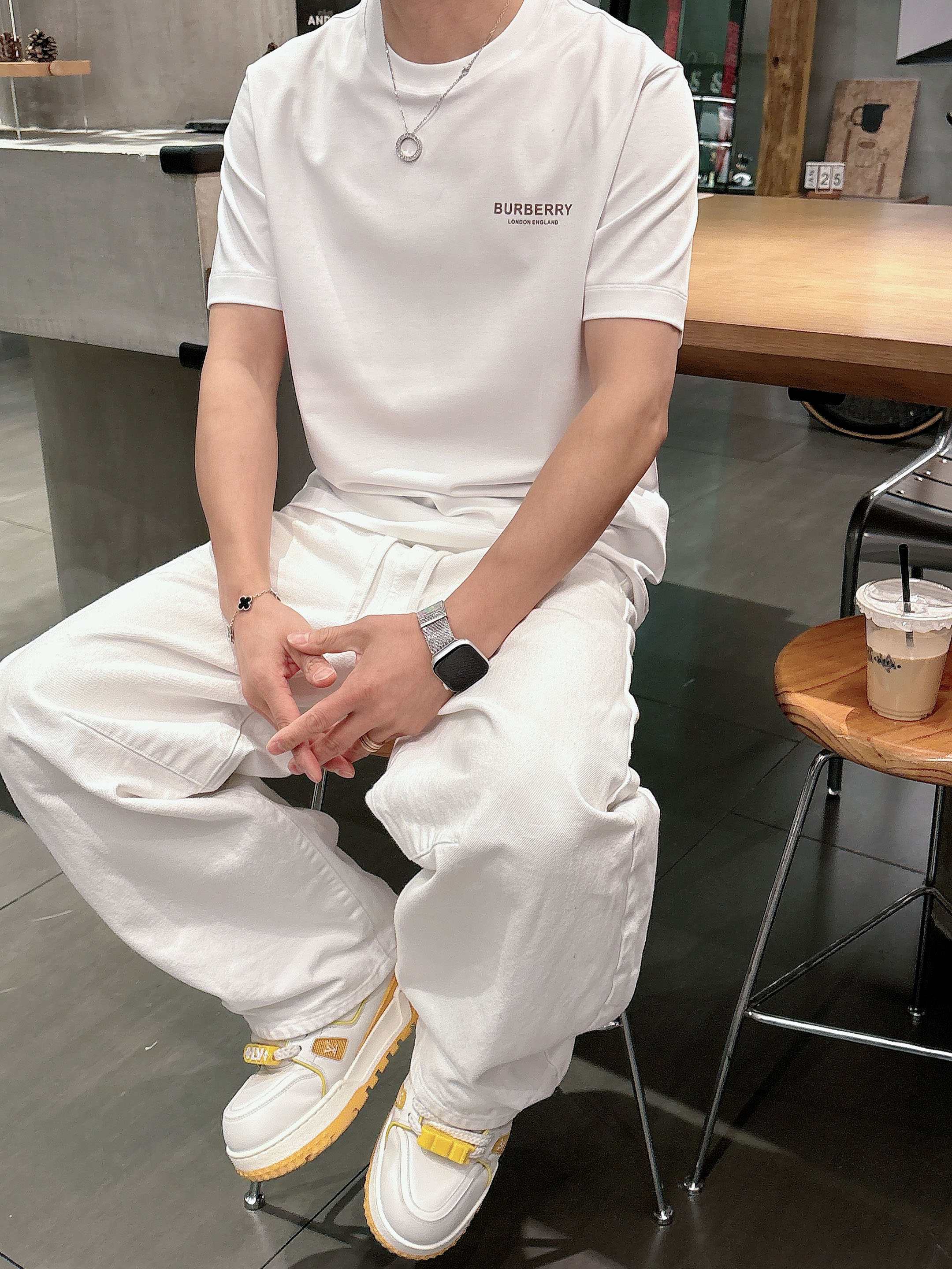 【 巴宝莉 2026春夏 · 高阶定制T恤】🔹 核心面料：秘鲁进口匹马棉 × 顶级丝光工艺🔹 核心体感：